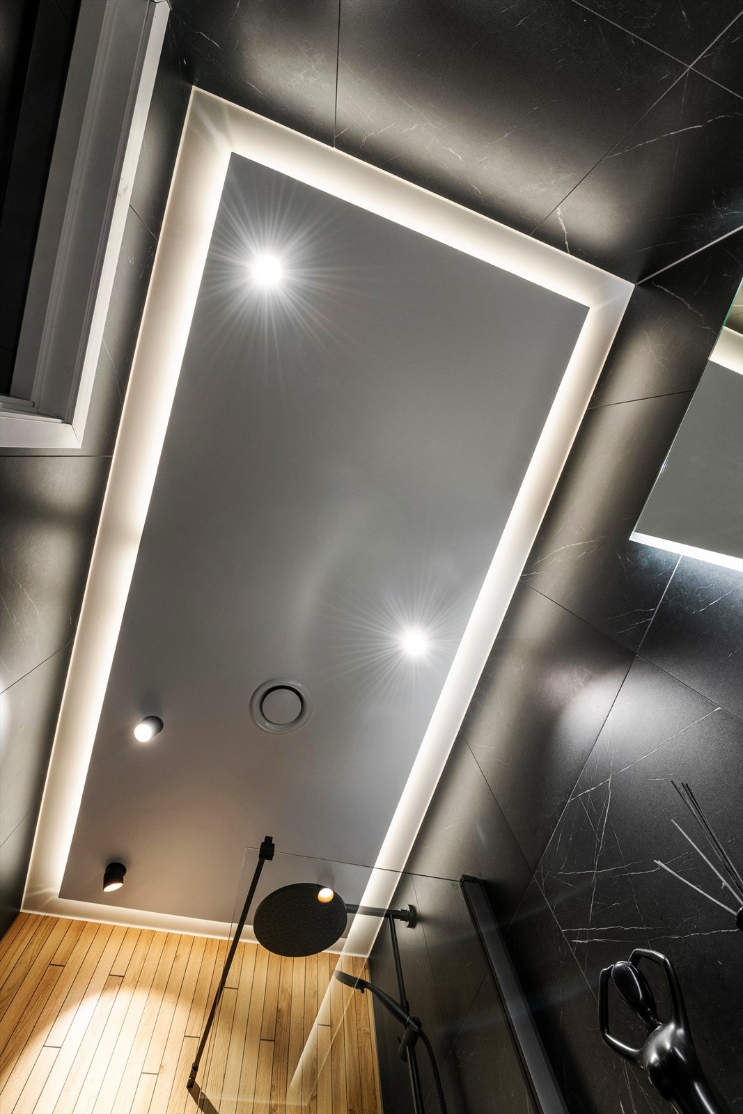 Flott påkostet lys i tak på badet i 1. etasje Galleribilde