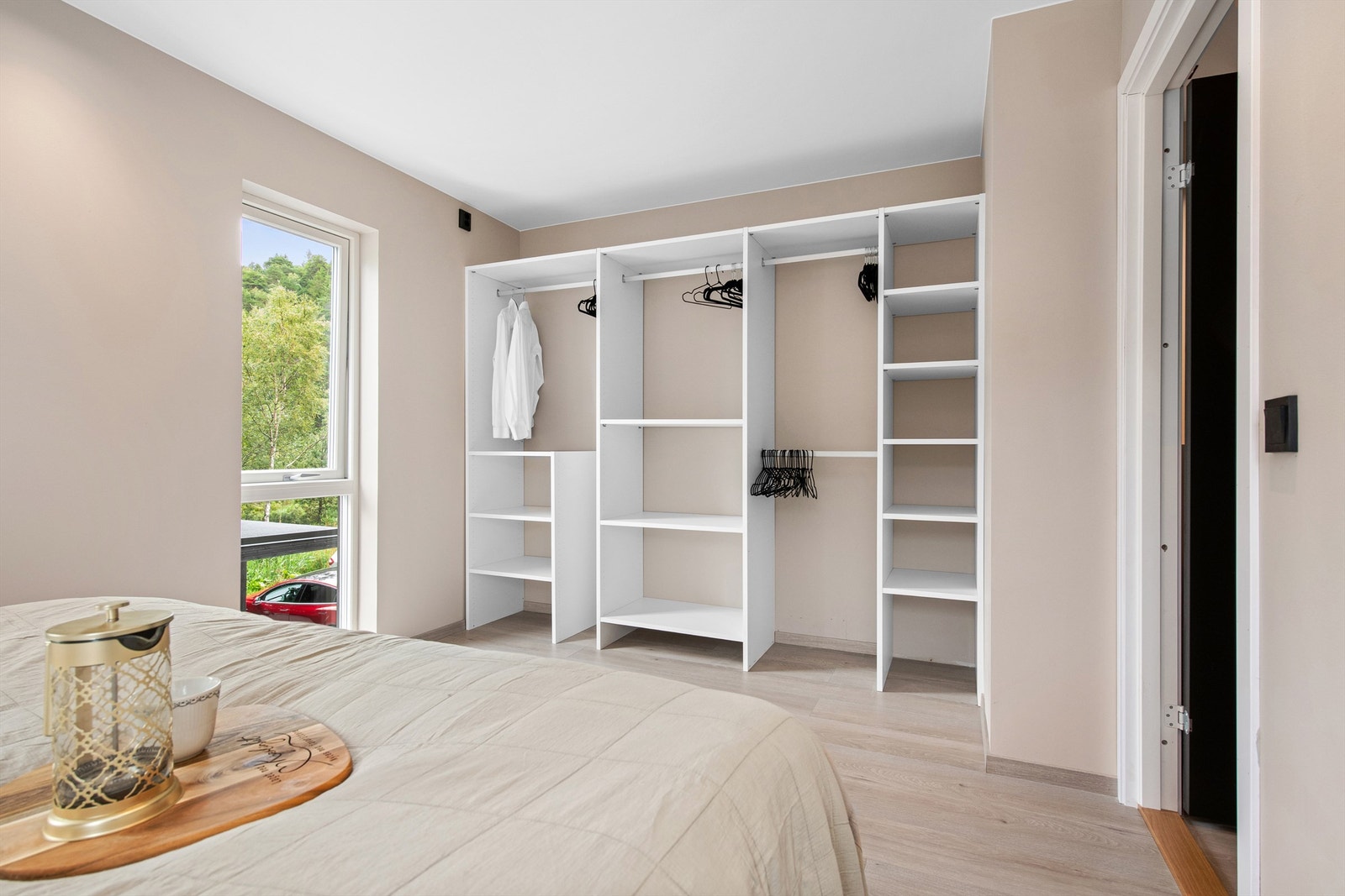 Stor åpen garderobeløsning på hovedsoverom Galleribilde