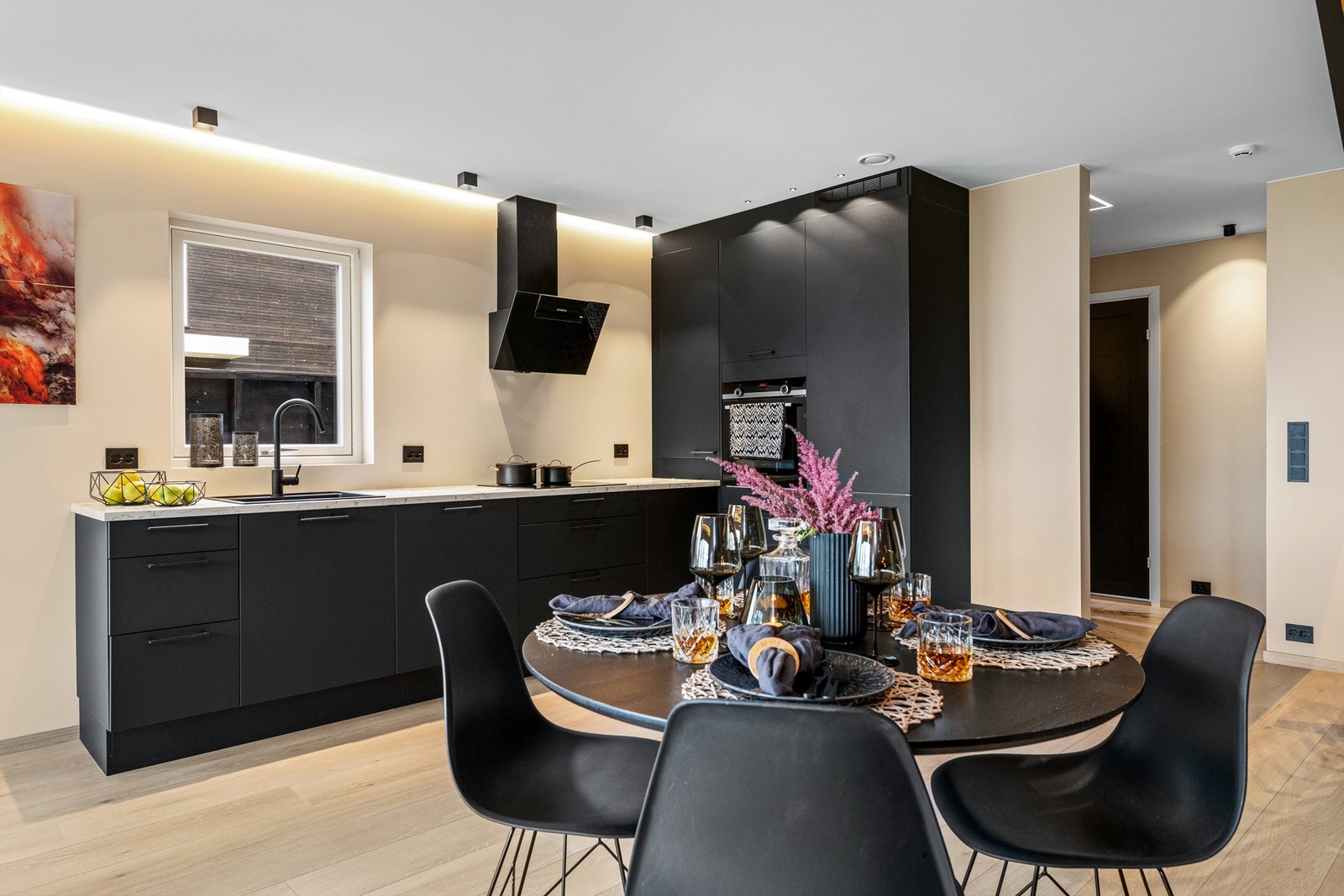 HTH kjøkkeninnredning med sorte glatte fronter Galleribilde