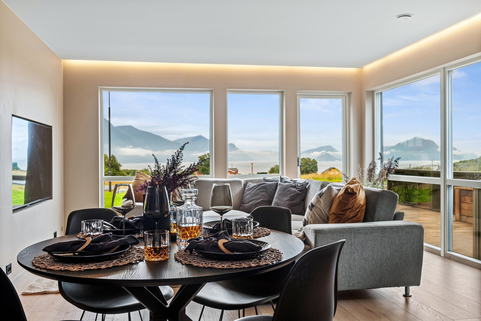 Nydelig utsikt fra eiendommen. Det er også flott påkostet led-belysning i tak Galleribilde