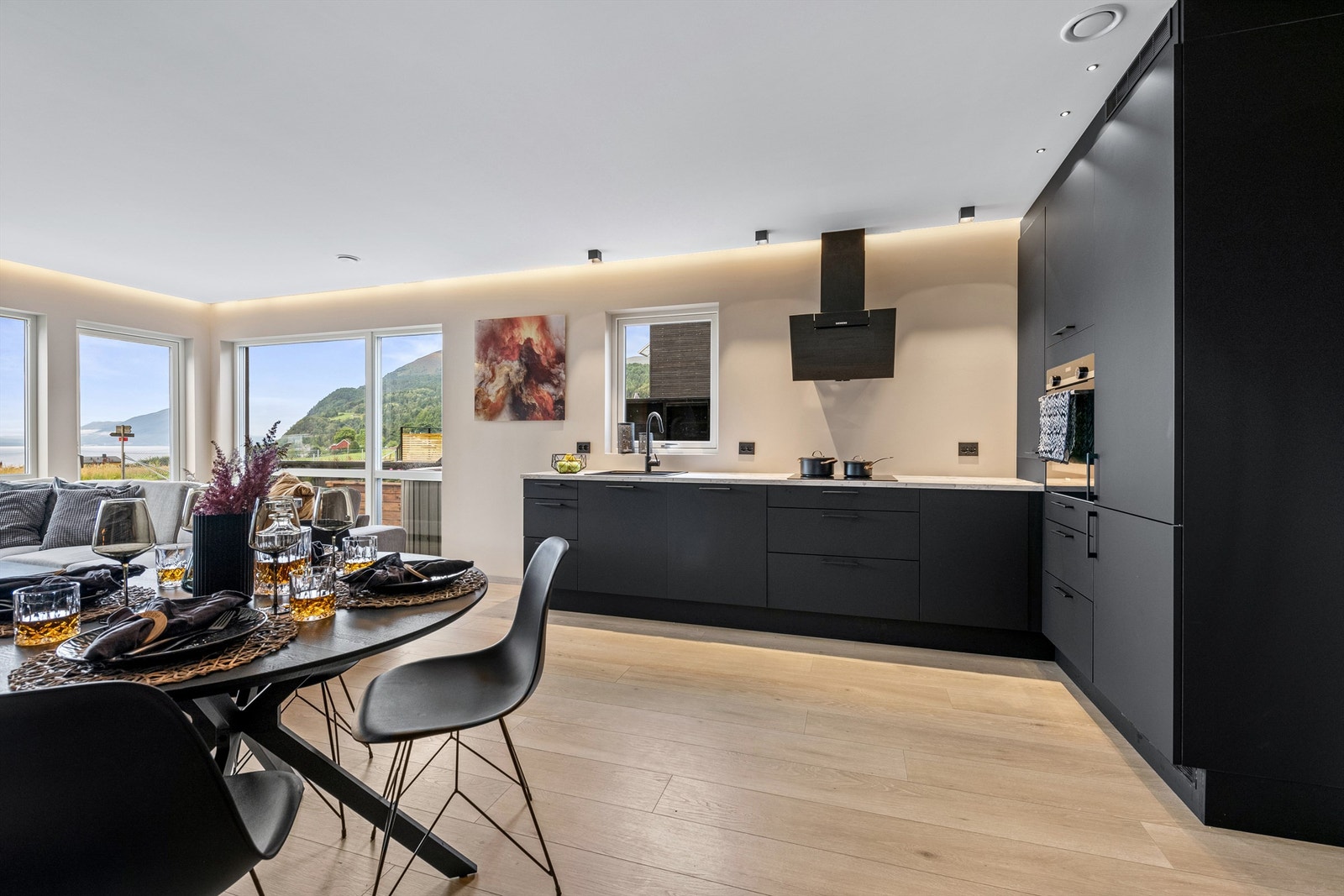 Det er god plass til spisebord i tilknytning til kjøkken Galleribilde