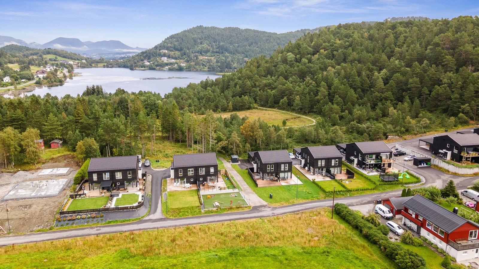 Dronebilde av nærområdet Galleribilde