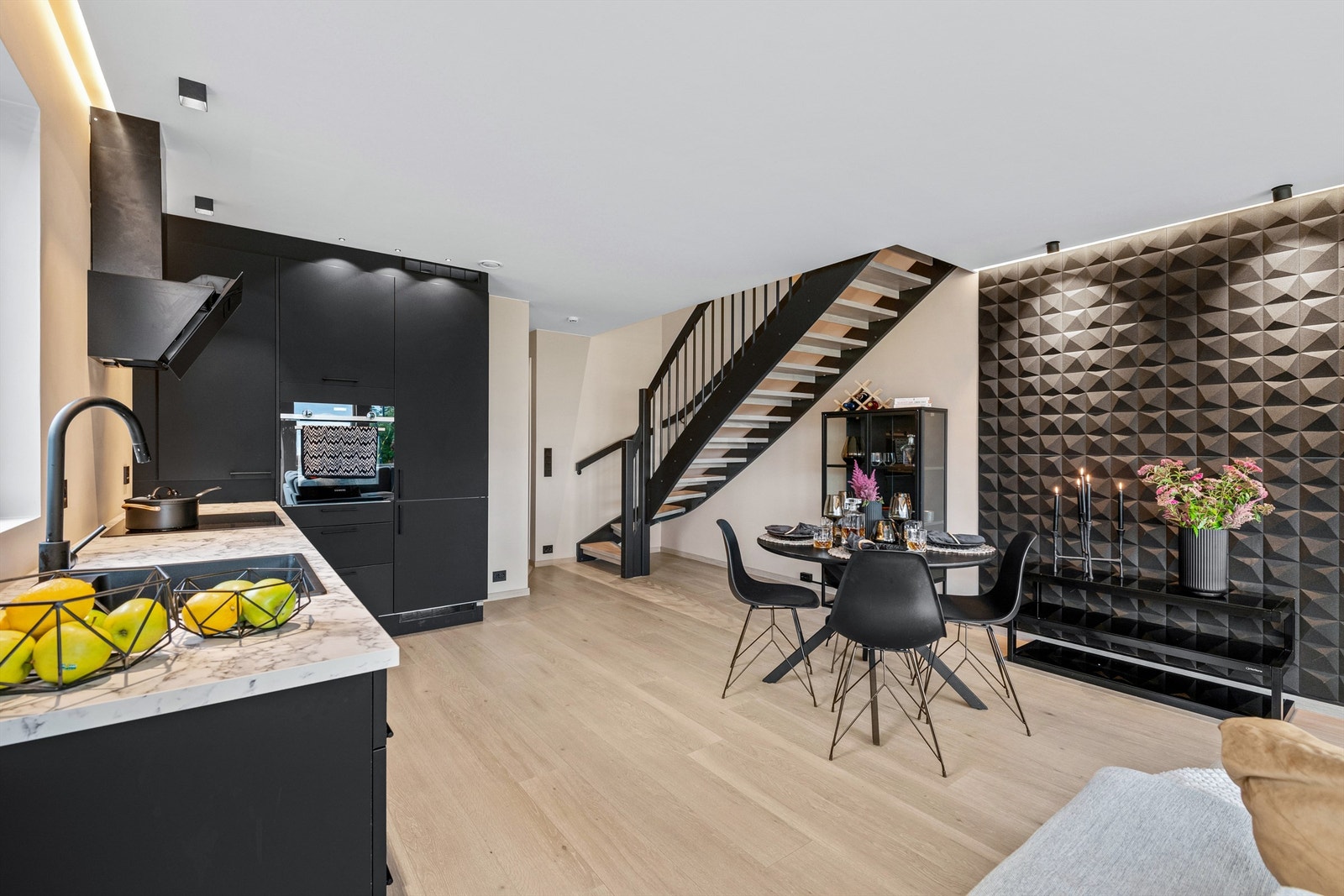 Sort innvendig trapp mellom etasjene Galleribilde