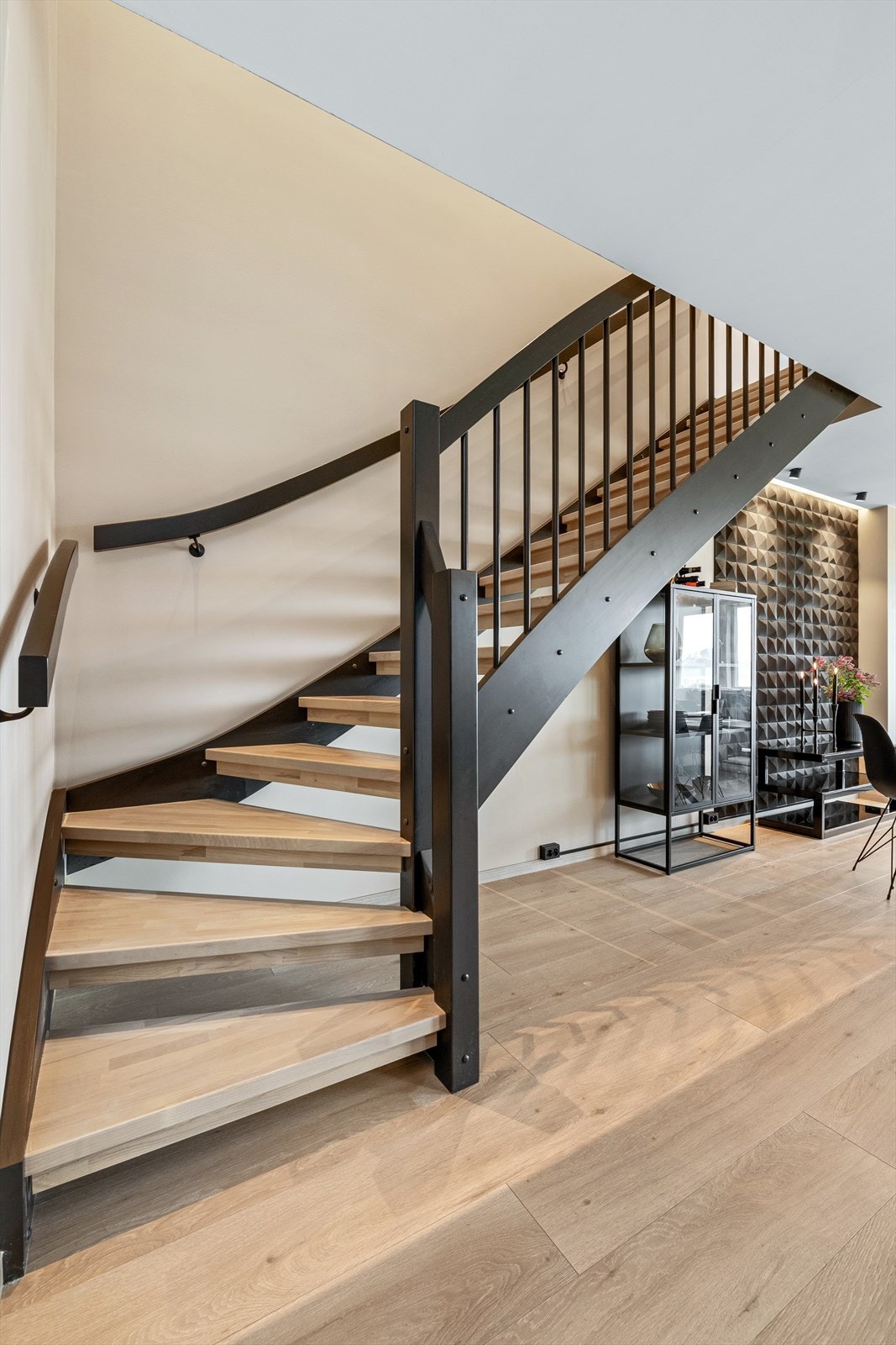 Innvendig trapp i tre mellom etasjene Galleribilde