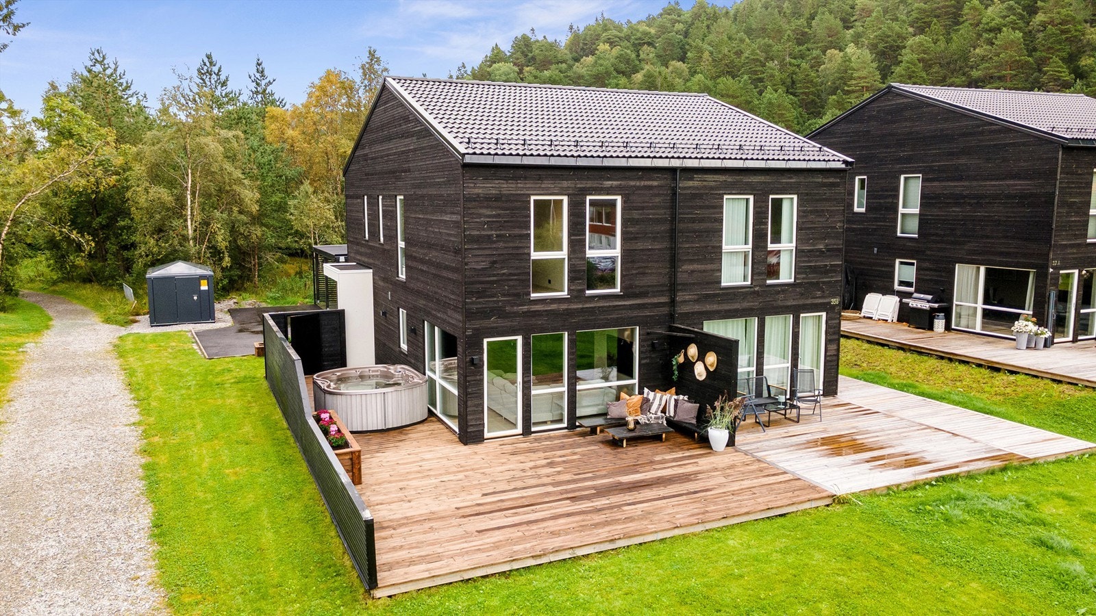 Krogsveen Sunnmøre v/Daglig leder/Eiendomsmegler Preben Willmann har gleden av å presentere en nyere flott påkostat halvpart av tomannsbolig beliggende i et rolig nyere boligområde i Mauseidvågen like ved Mauseidvannet og Mauseidvåg stadion Galleribilde