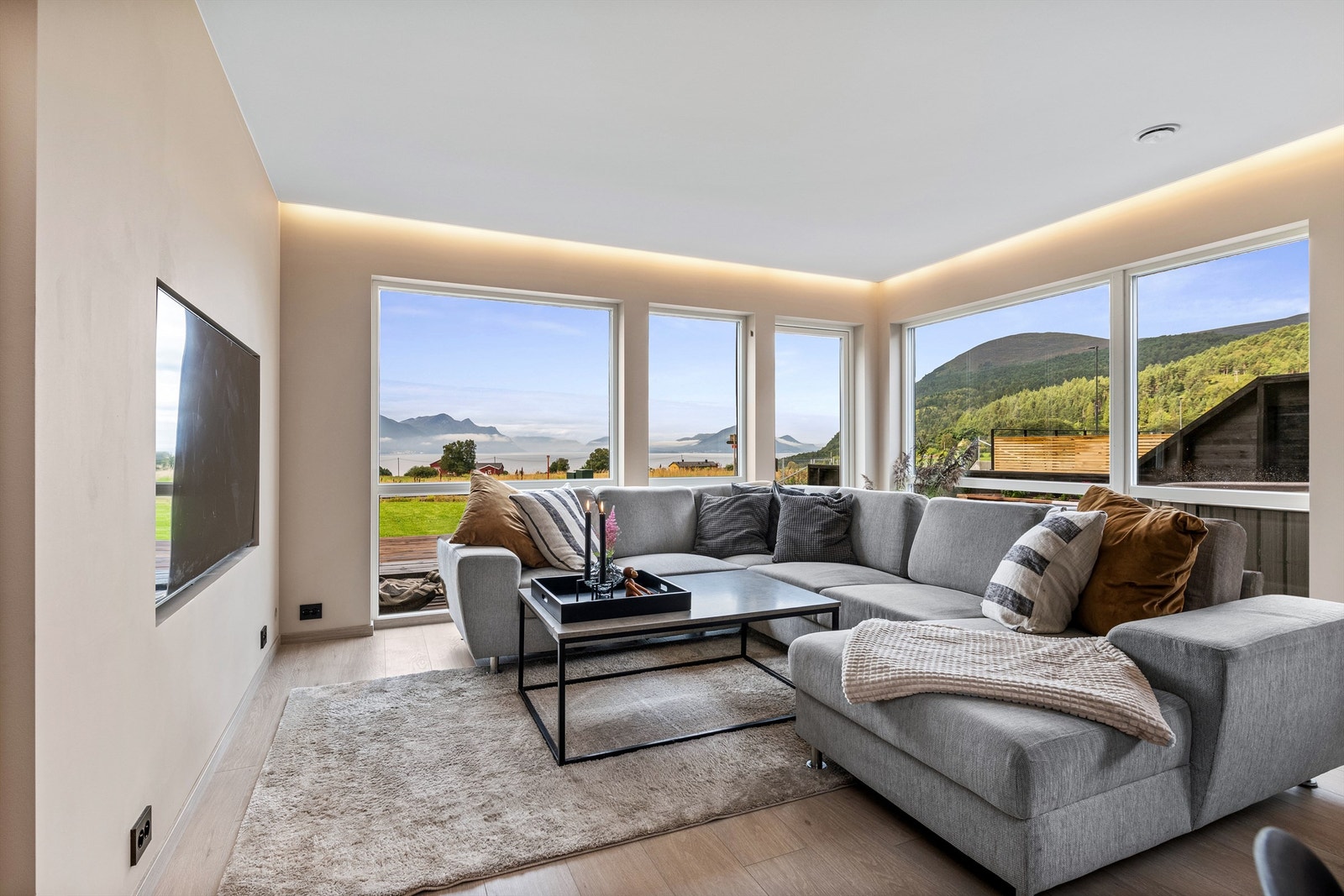 Det er utgang fra stuen til stor markterrasse og hage Galleribilde