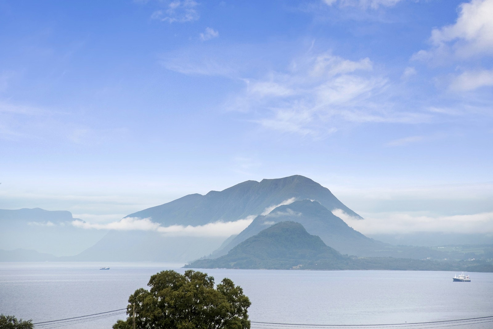 Fantastisk utsikt fra leiligheten mot fjord og fjell Galleribilde