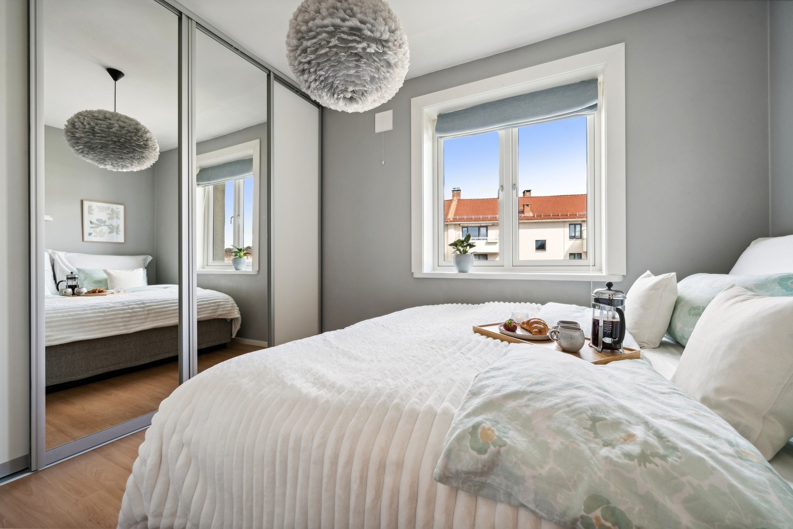 Soverom med flott skyvedørsgarderobe Galleribilde