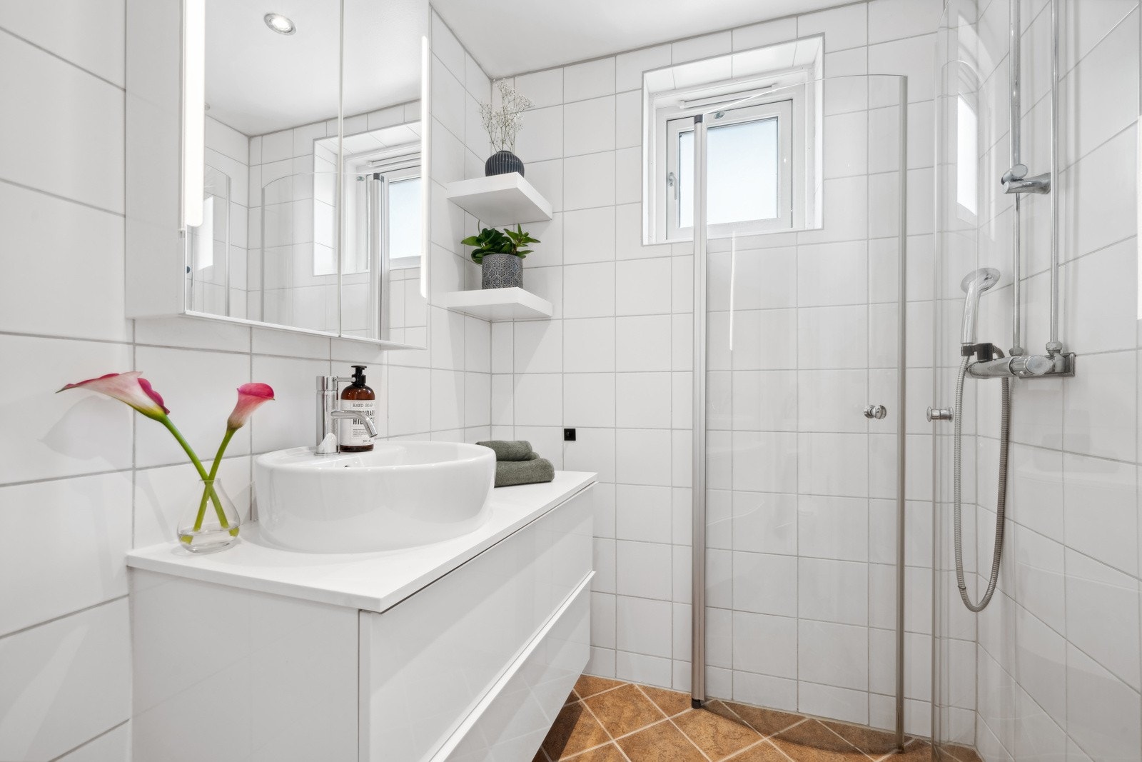 Flislagt bad med gulvvarme og downlights. Vindu som gir fint naturlig lys Galleribilde