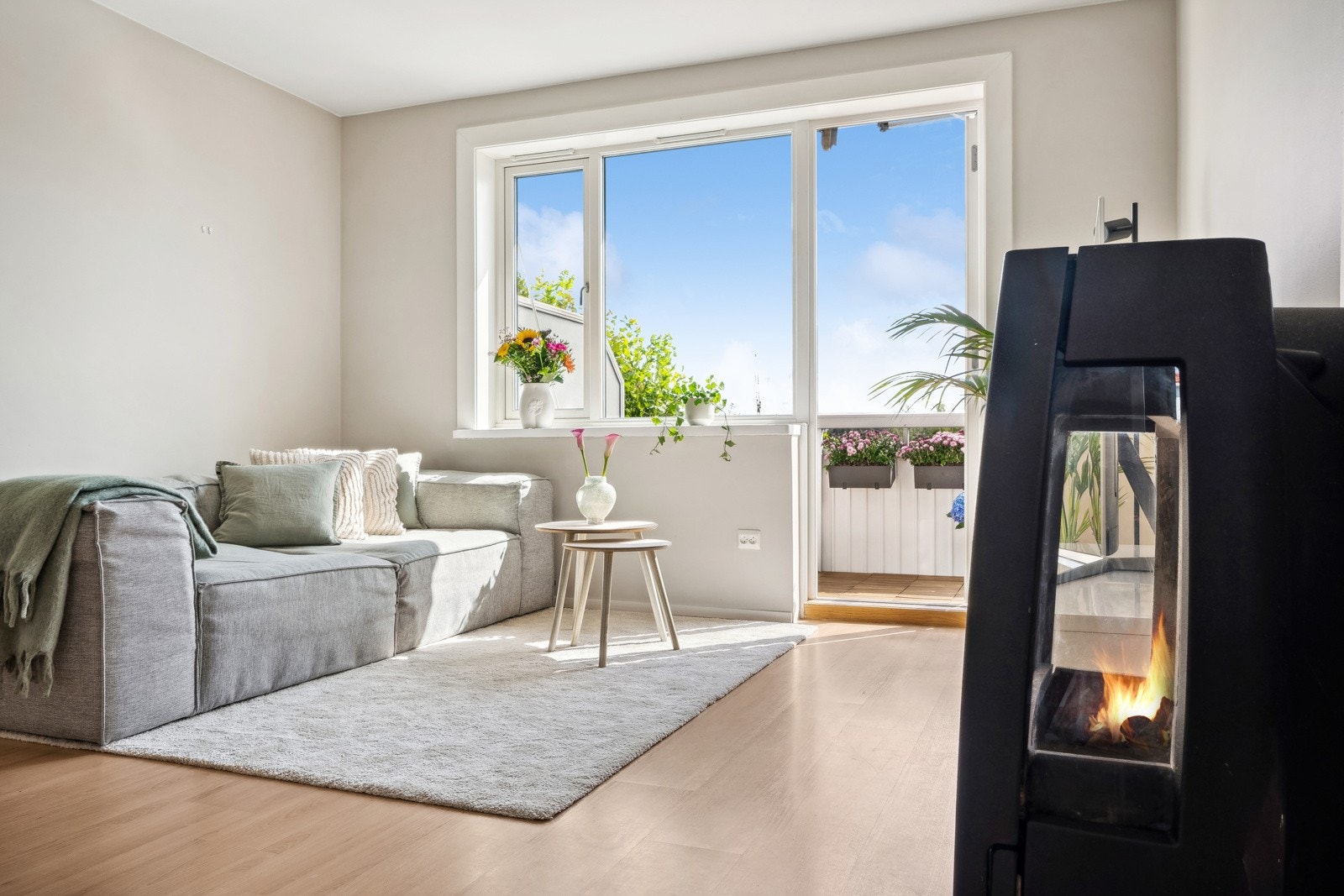 Stue med moderne peisovn. God plass til sofagruppe Galleribilde