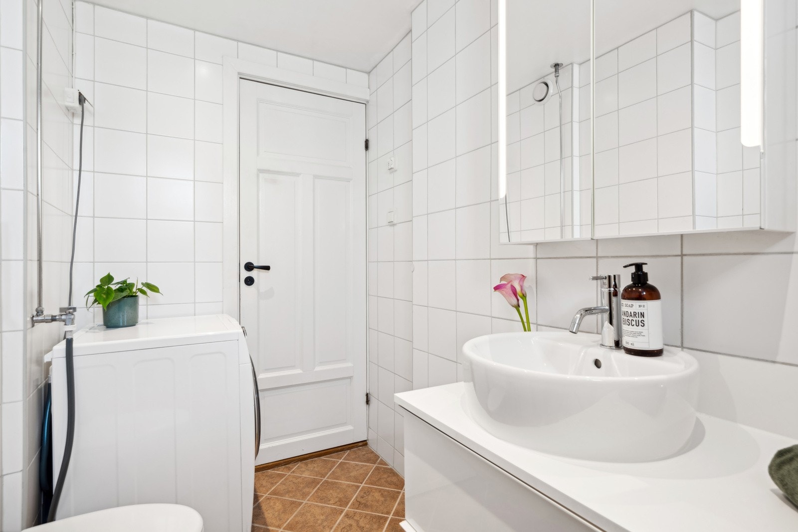 Bad med opplegg for vaskemaskin. Speilskap med oppbevaring Galleribilde