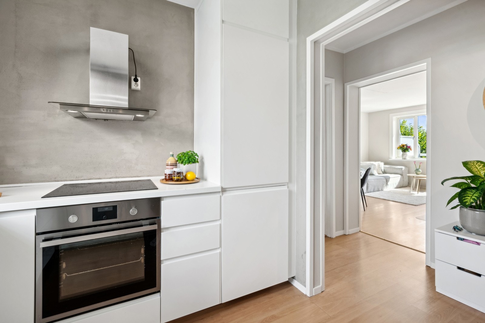 induksjon platetopp, stekeovn, oppvaskmaskin og kombinert kjøl-/fryseskap medfølger Galleribilde