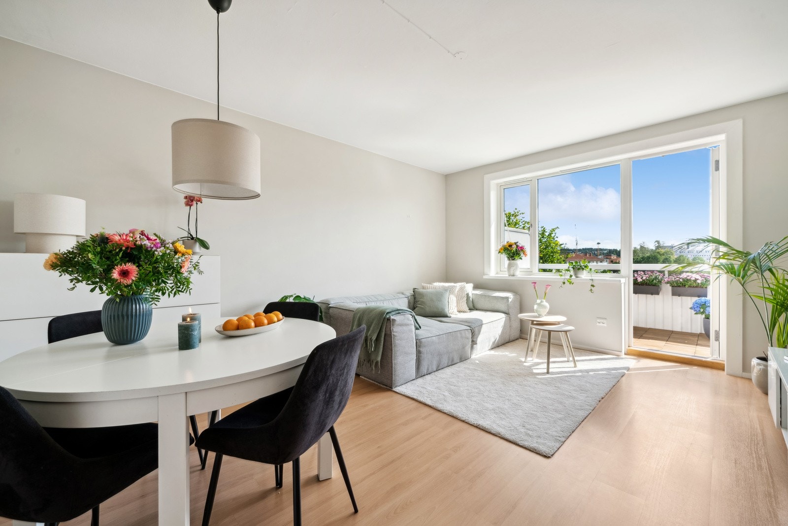 Leiligheten er gjennomgående med mye naturlig lys Galleribilde