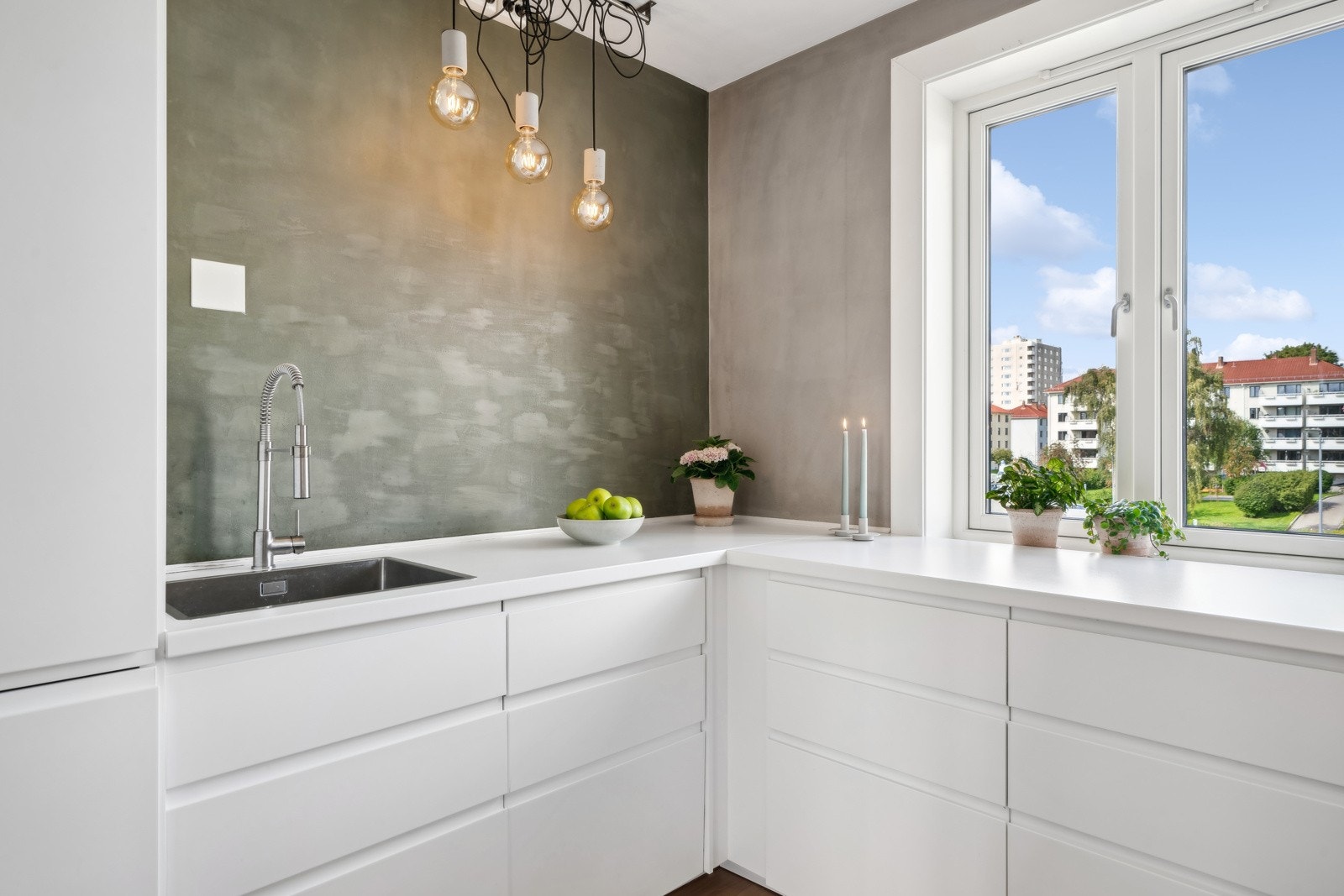 Kjøkken med god benkeplass og oppbevaring Galleribilde