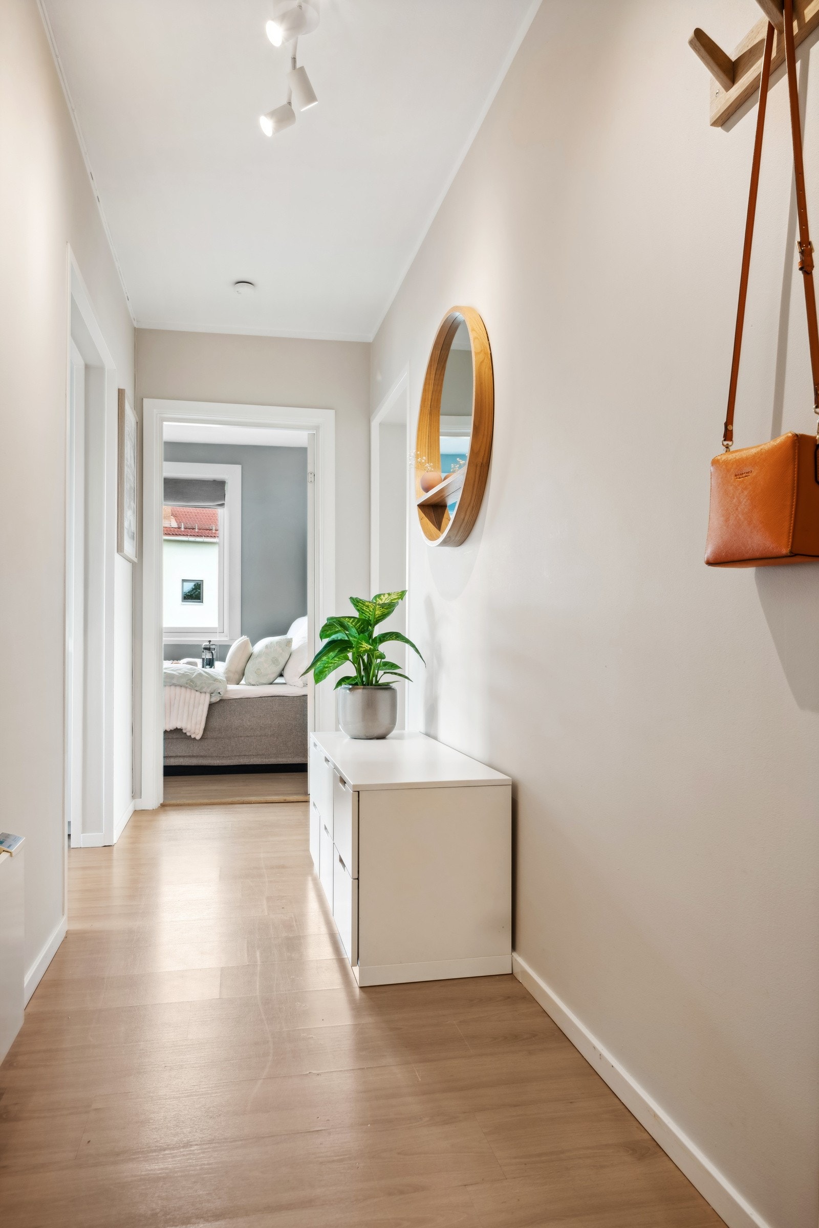 Entré med plass til oppheng av yttertøy Galleribilde