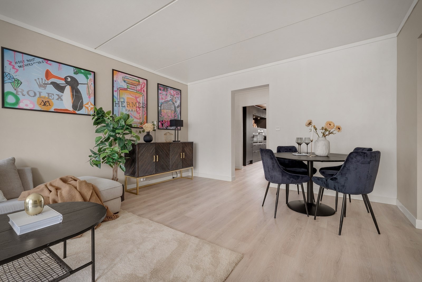 - Rikelig med plass til sofagruppe, samt spisebord - Galleribilde
