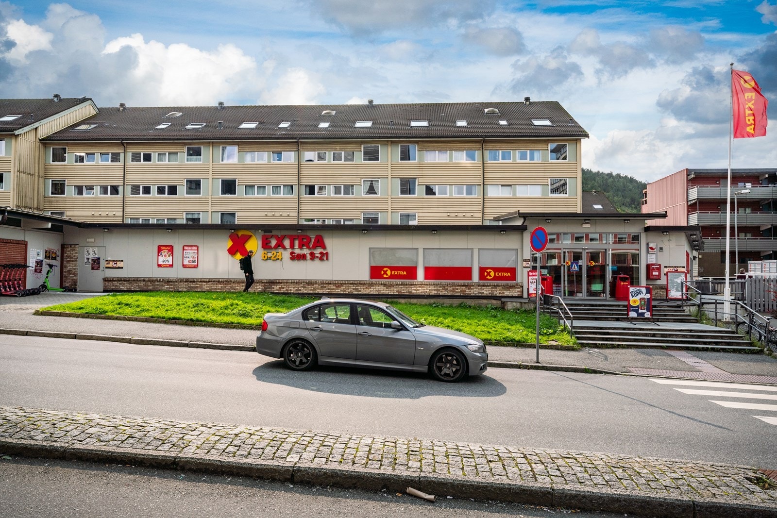 - Rett utenfor inngangsdøren finner du Coop Extra - Galleribilde