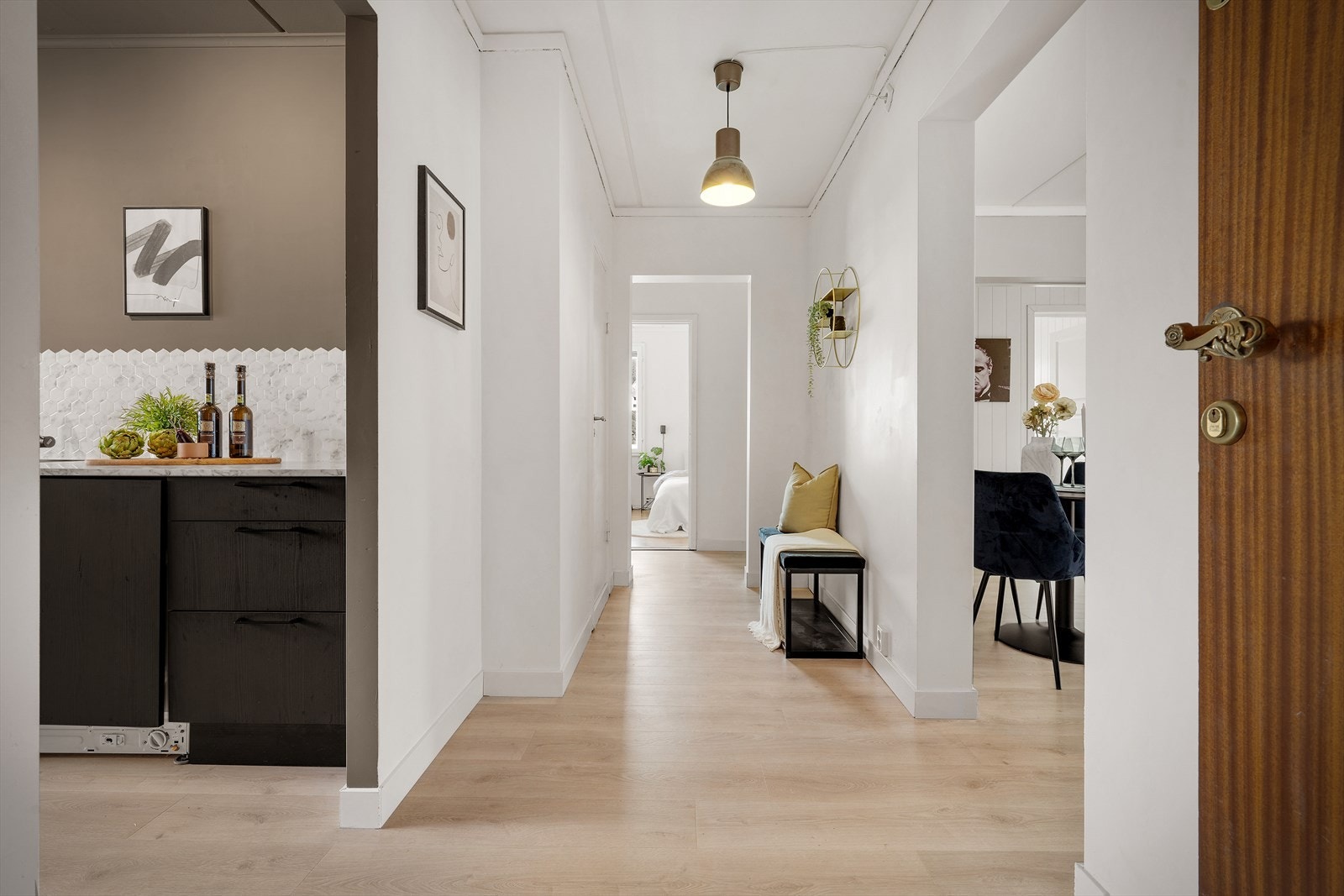 - Velkommen inn i en lys og innbydende entré - Galleribilde