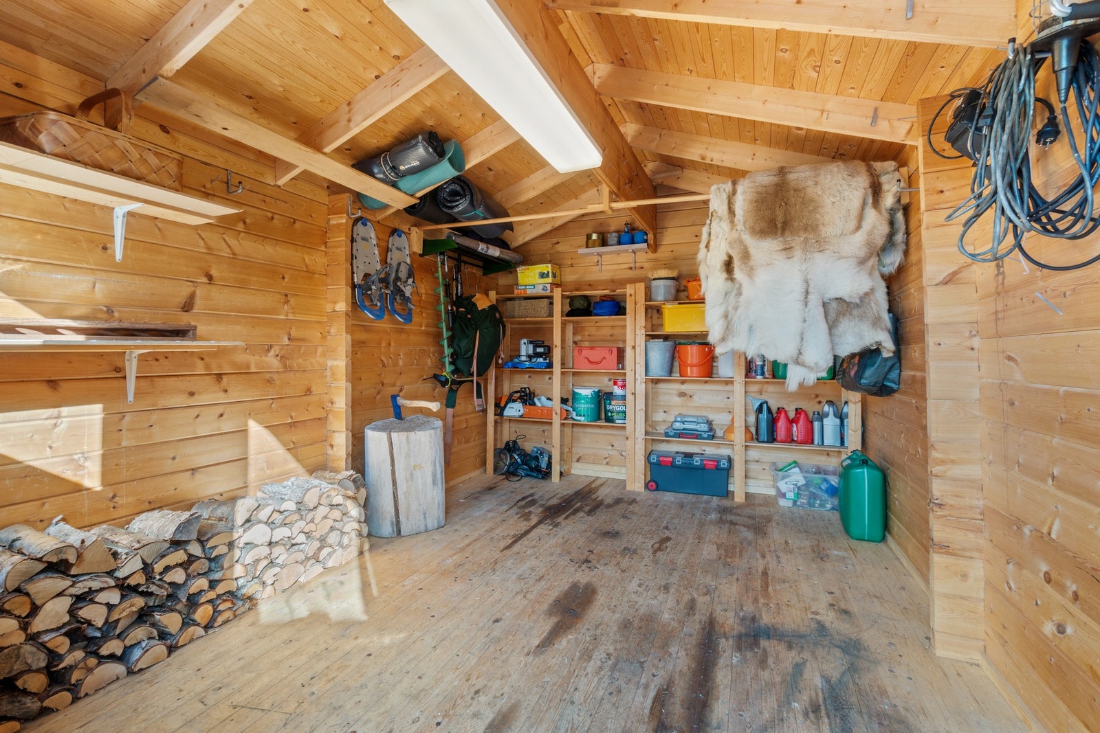 Her er det god lagringsplass for diverse verktøy og utstyr. Galleribilde