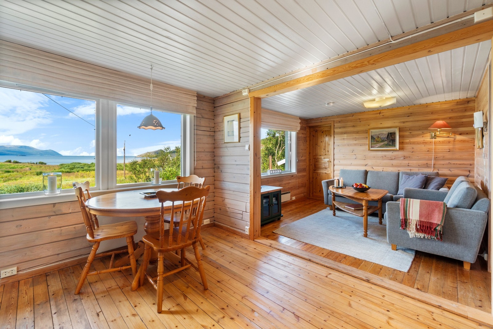 Stuen og spisestuen vender mot den fantastiske utsikten mot nord. Galleribilde