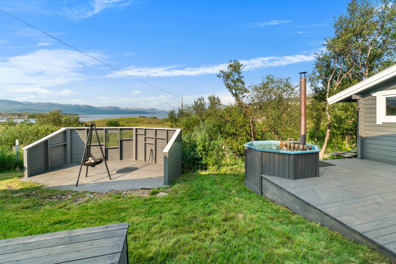 Fra platten er det panoramautsikt mot fjorden. Galleribilde