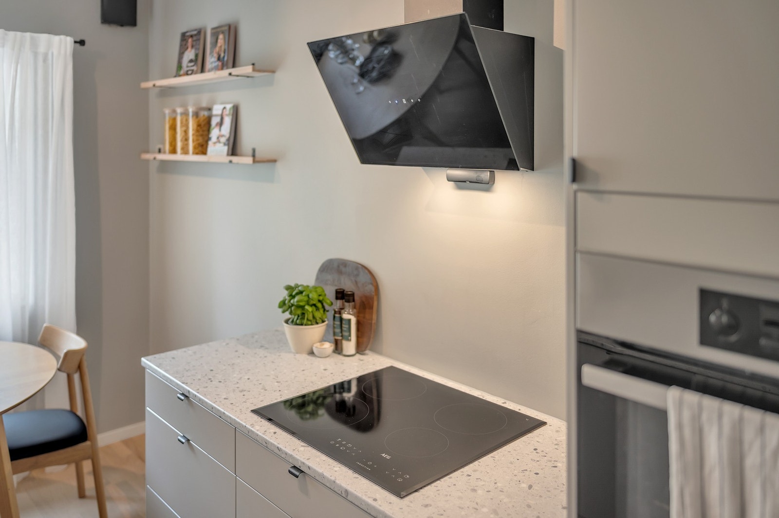 Kjøkkenet har integrert platetopp, stekeovn, oppvaskmaskin og kjøl/fryseskap. Galleribilde