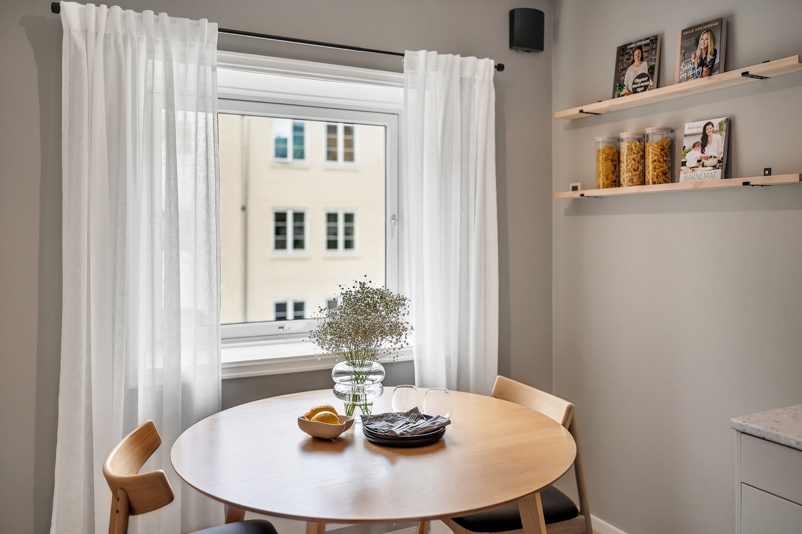 God plass til spisebord ved kjøkkenvindu. Galleribilde