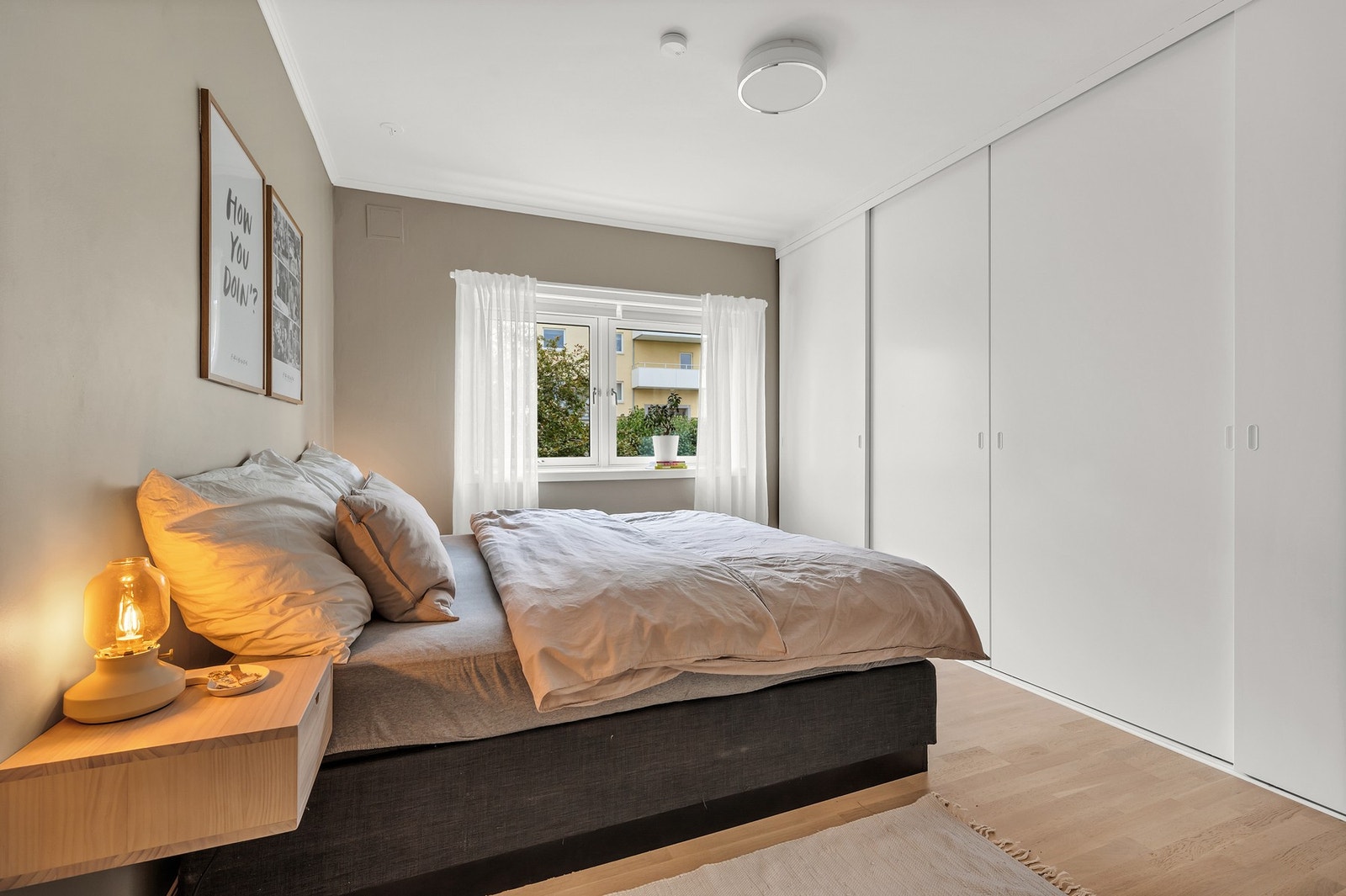 God plass til dobbeltseng og skyvedørsgarderobe. Galleribilde