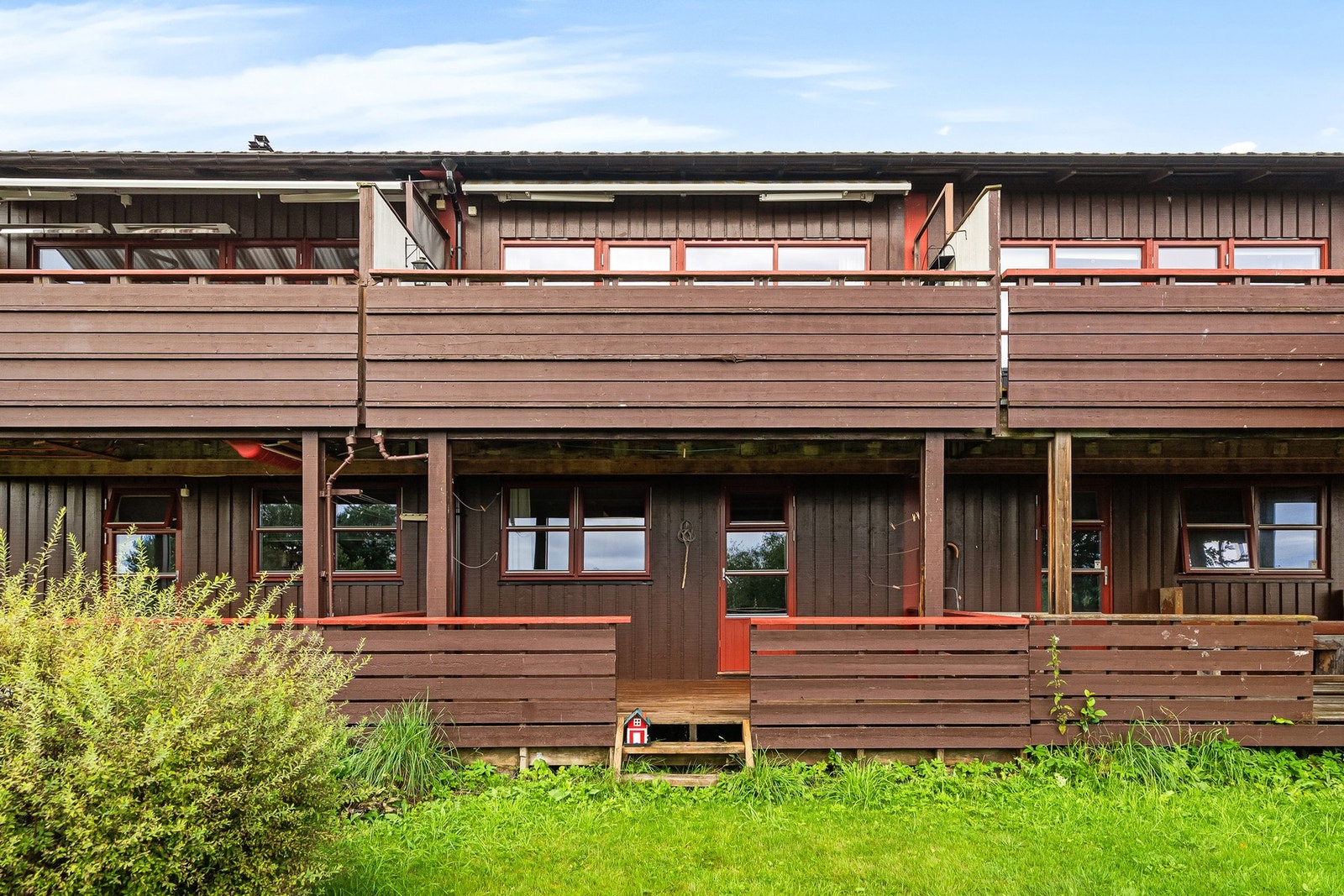 Rekkehus med attraktiv og tilbaketrukket beliggenhet i feltet. Galleribilde