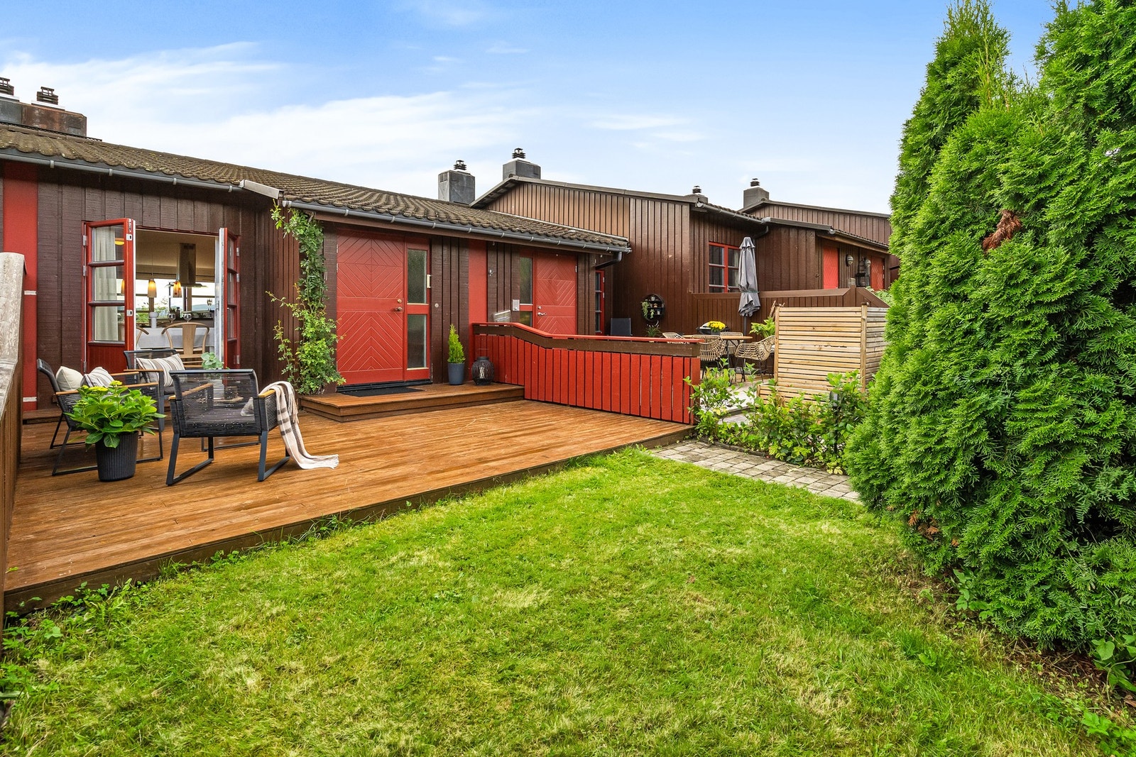Flere solrike uteplasser på begge sider av boligen, samt hage. Galleribilde