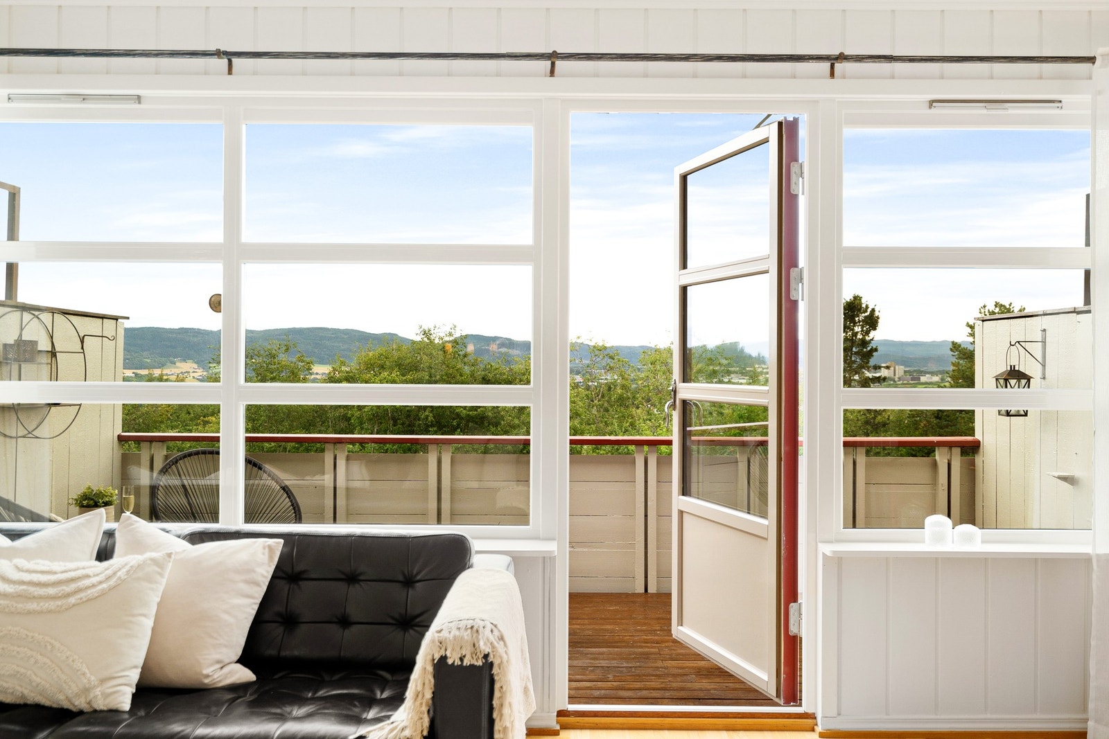 Fra stuen er det utgang til en koselig balkong. Galleribilde