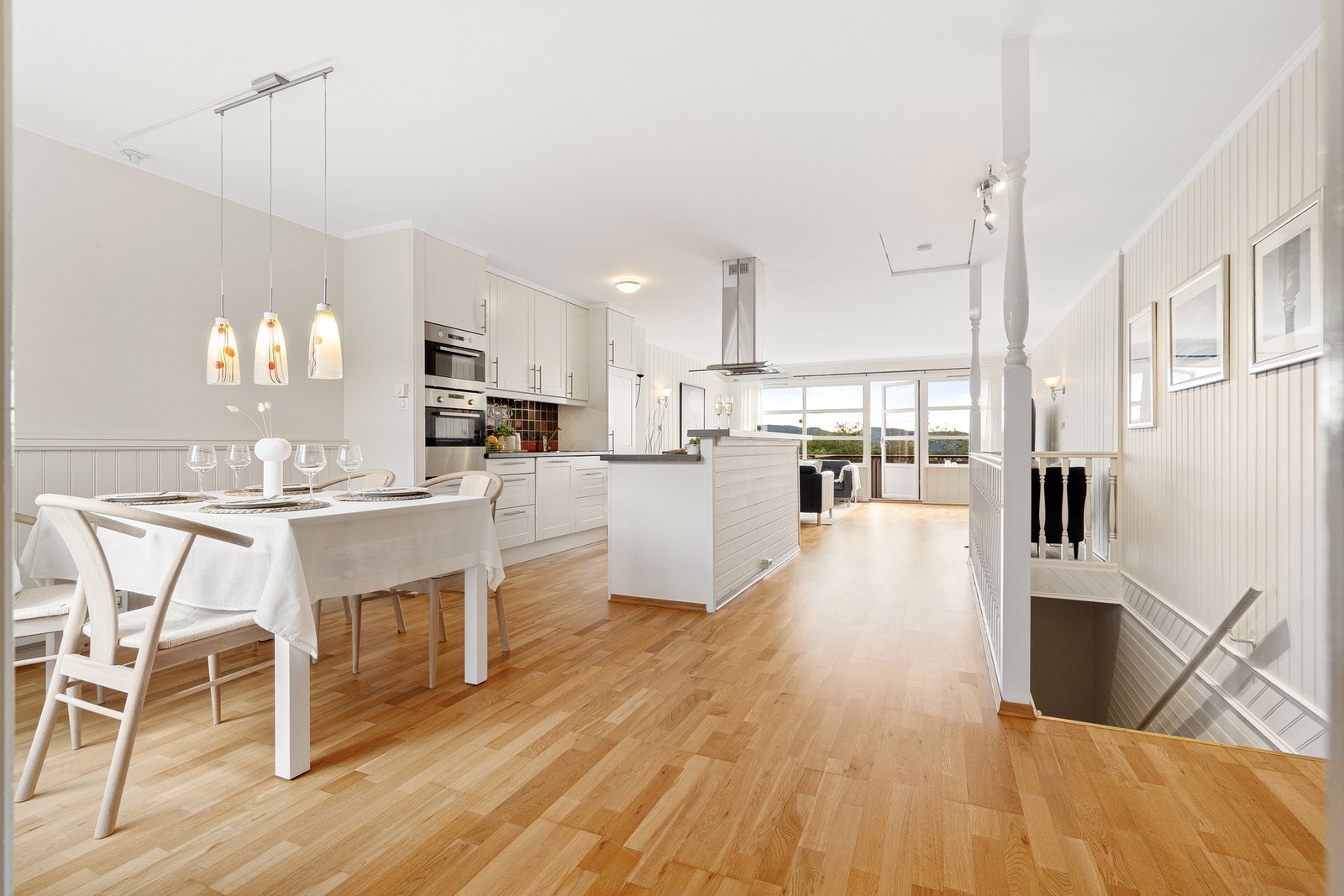 Velkommen til et flott og innbydende rekkehus over to plan med attraktiv beliggenhet på Flatåsen. Galleribilde