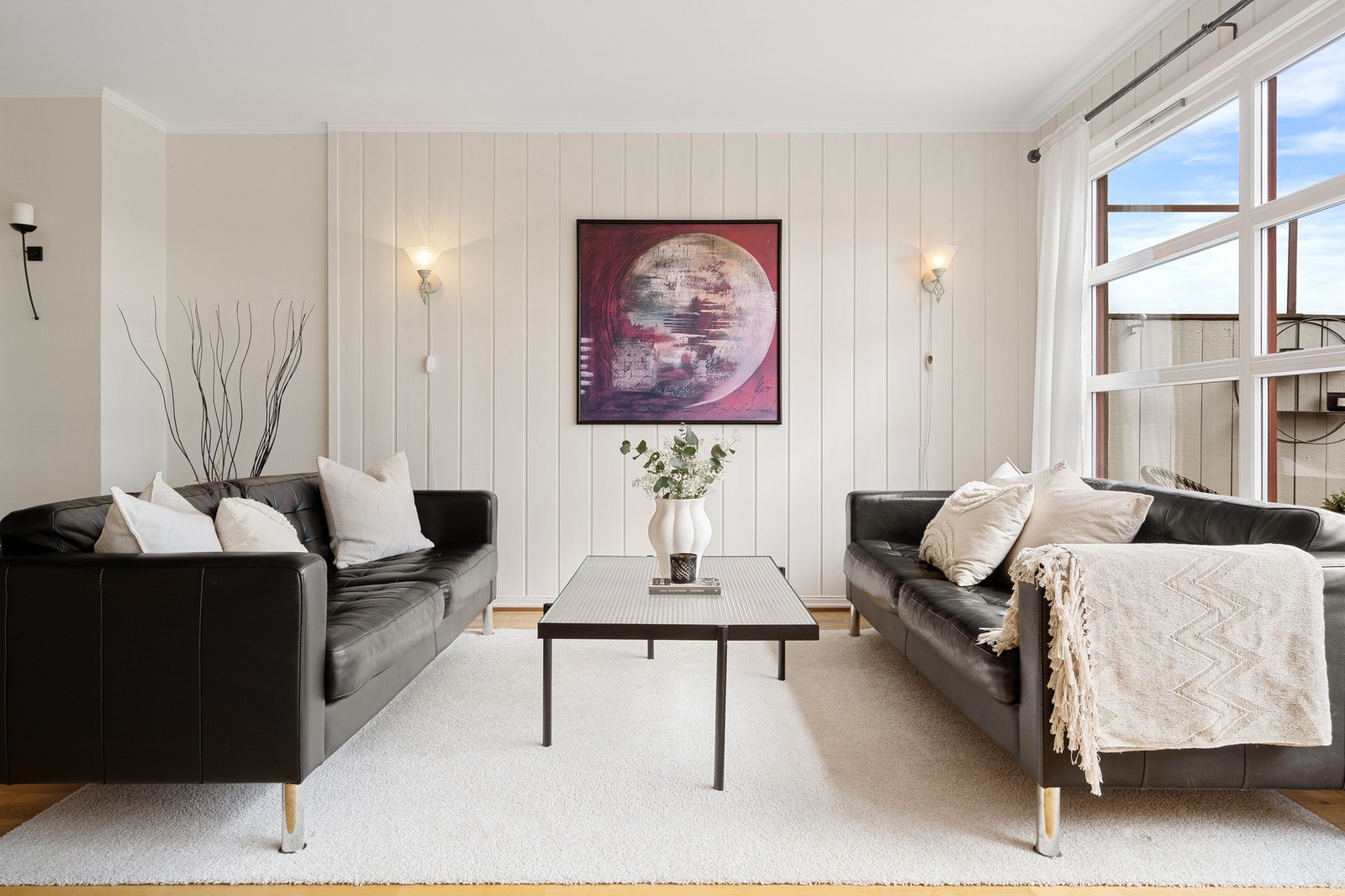 Store vindusflater gir godt med lysinnslipp og skaper en god romfølelse. Galleribilde