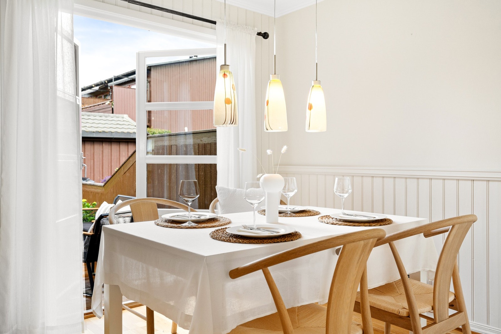 Fra spisestuen er det utgang til terrasse på fremsiden av boligen. Galleribilde