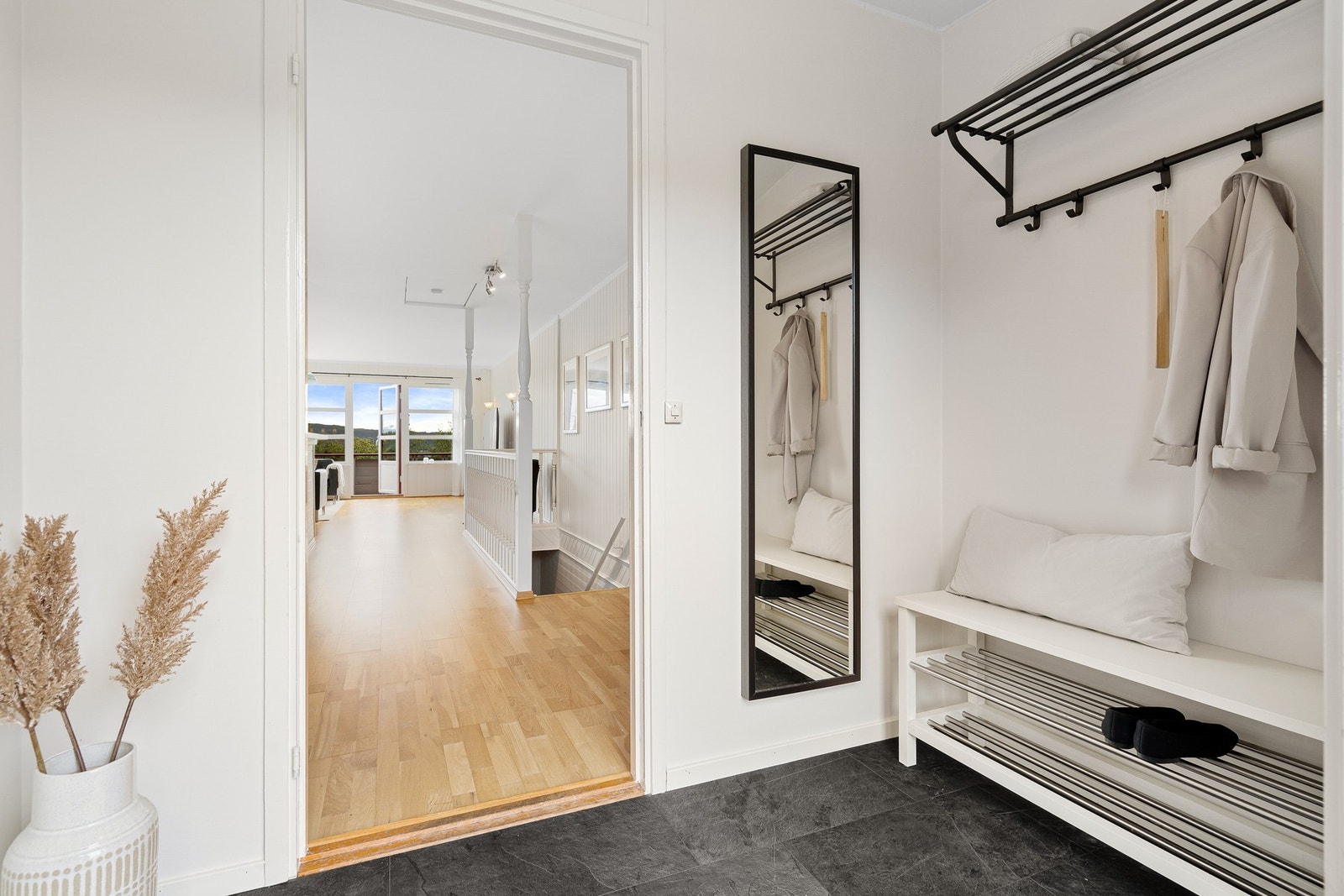 Lys entré med plass til oppbevaring av yttertøy. Galleribilde