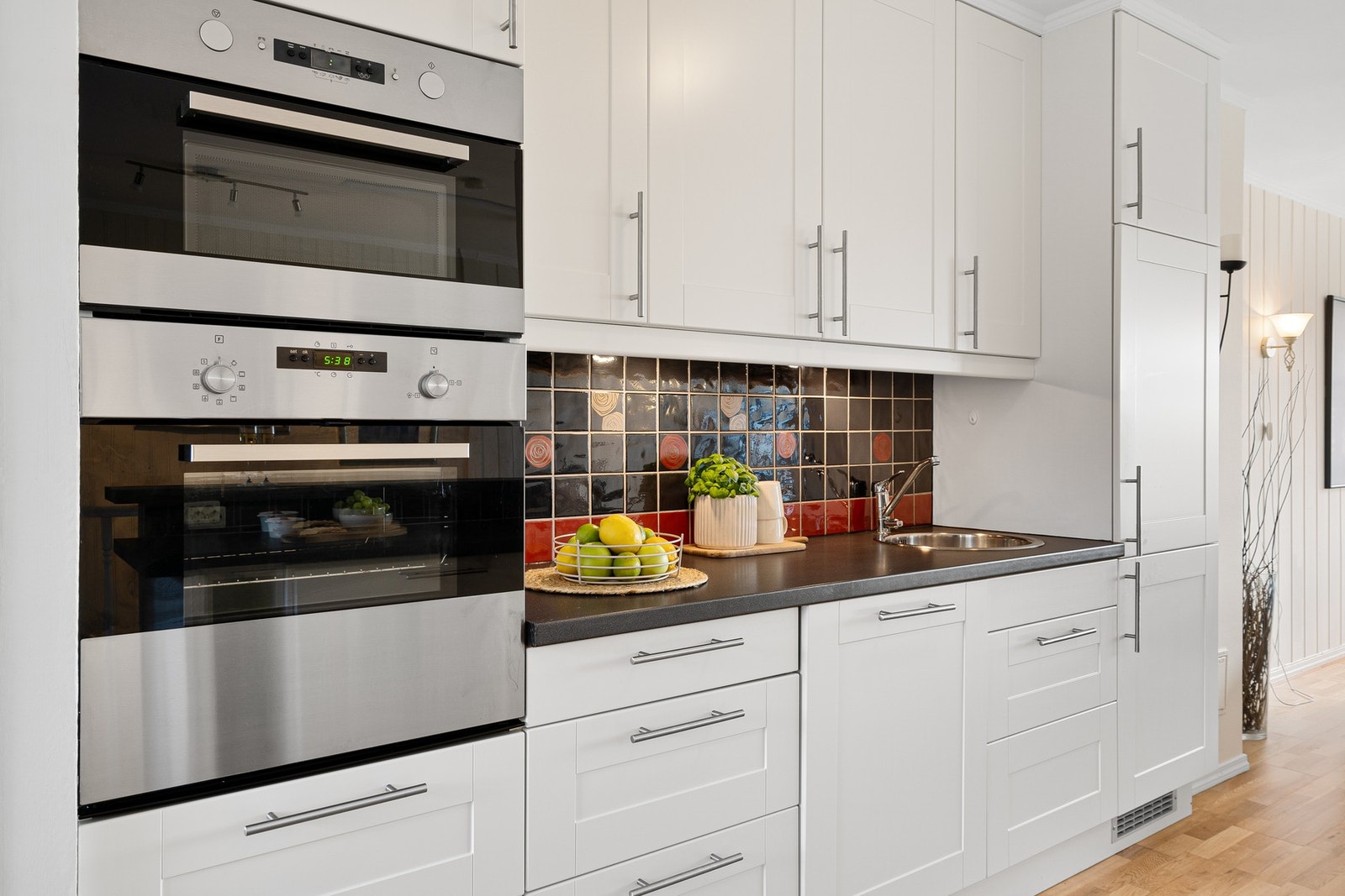 Kjøkkenet har integrert platetopp, stekeovn, oppvaskmaskin, mikrobølgeovn, kjøl- og fryseskap. Galleribilde