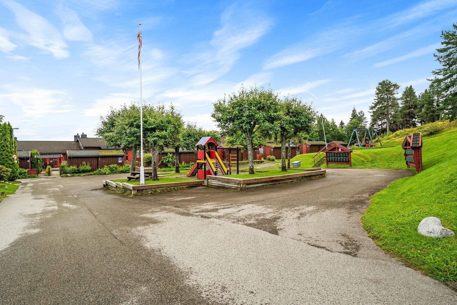 Fra boligen er det gangavstand til blant annet barnehage, skole, dagligvare, bussforbindelser og flotte turmuligheter. Galleribilde