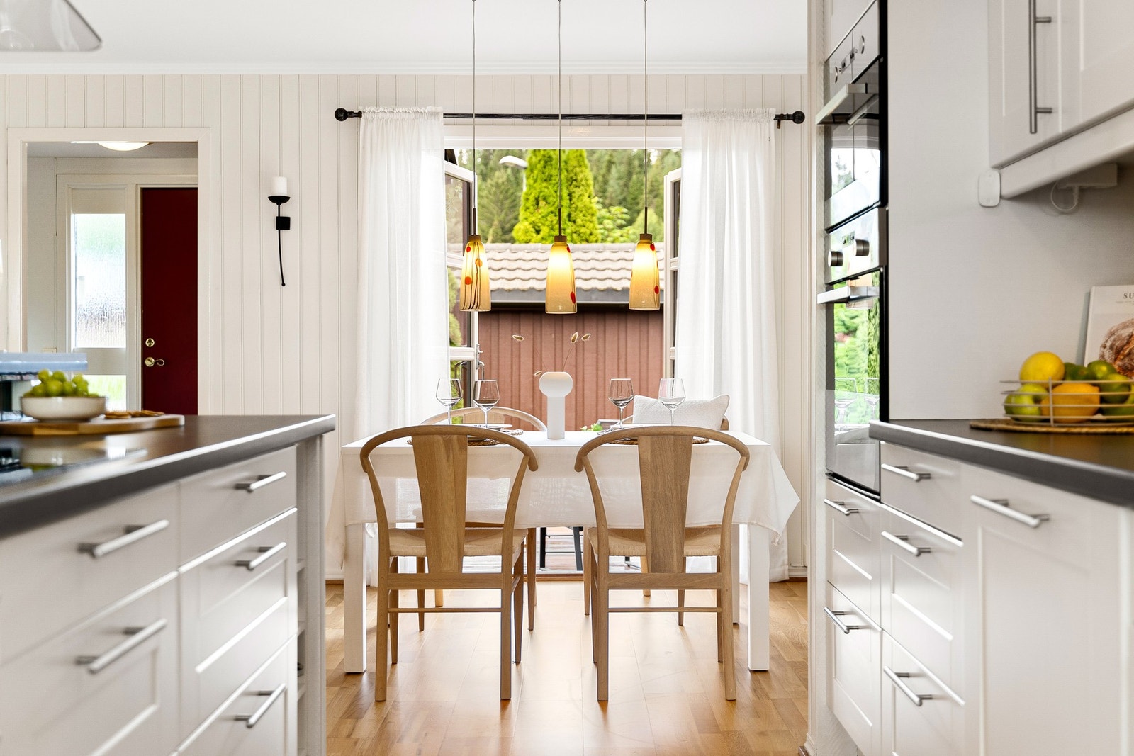 God plass til spisegruppe i naturlig tilknytning til kjøkkenet. Galleribilde