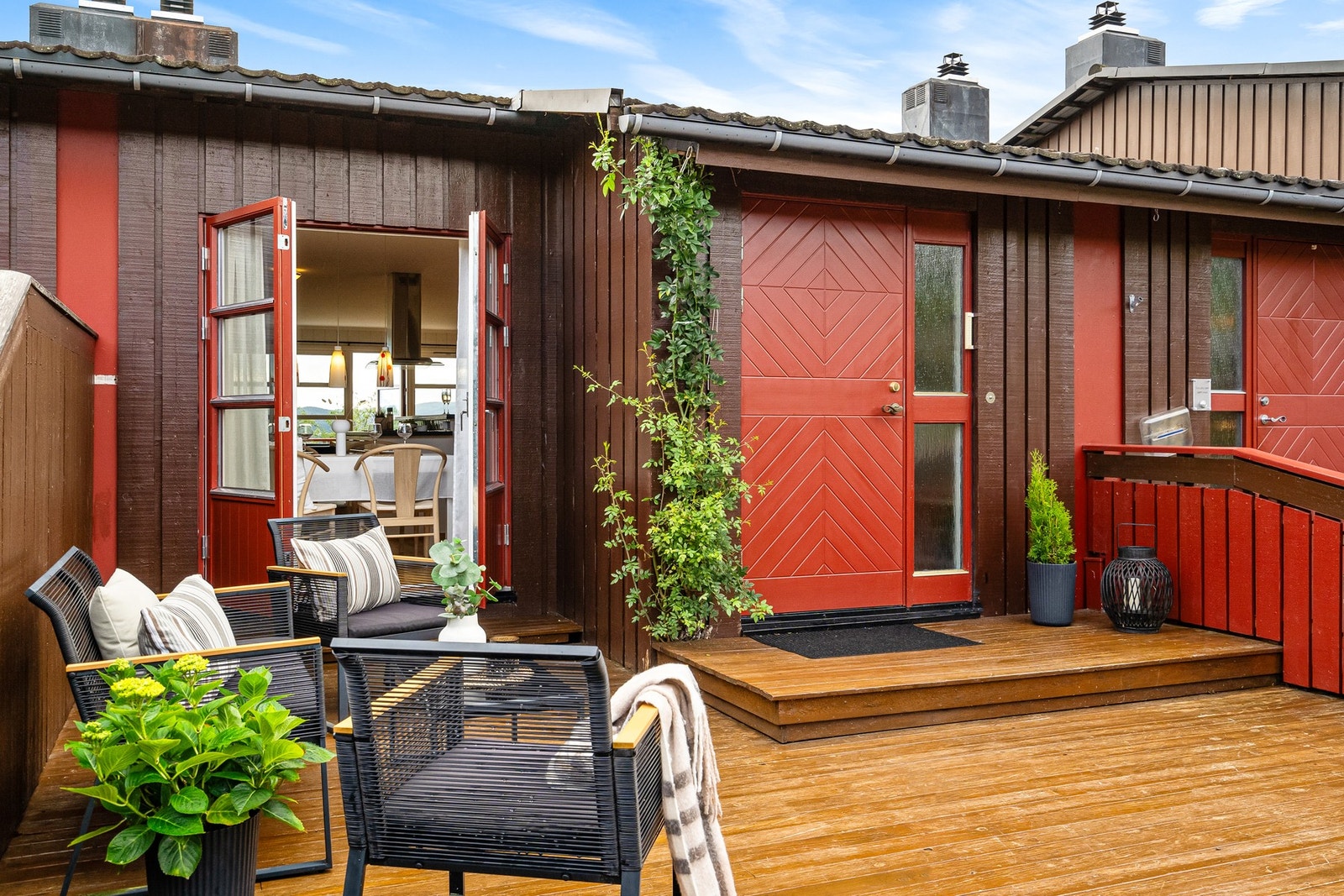 Innbydende terrasse og inngangsparti på fremsiden av boligen. Velkommen inn! Galleribilde