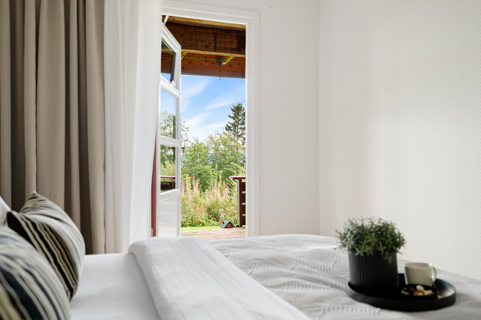 Fra soverommet er det utgang til en terrasse på baksiden av boligen. Galleribilde