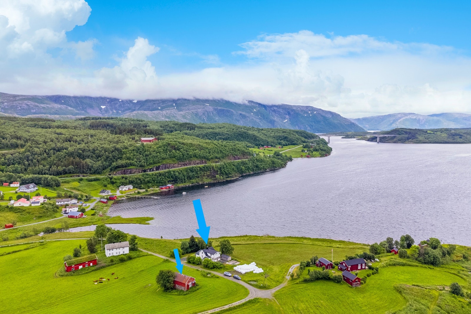 Velkommen til vakre Valbergveien 30, et idyllisk beliggende småbruk på Kviting i Leirfjord kommune. Foto: EFKT. Galleribilde