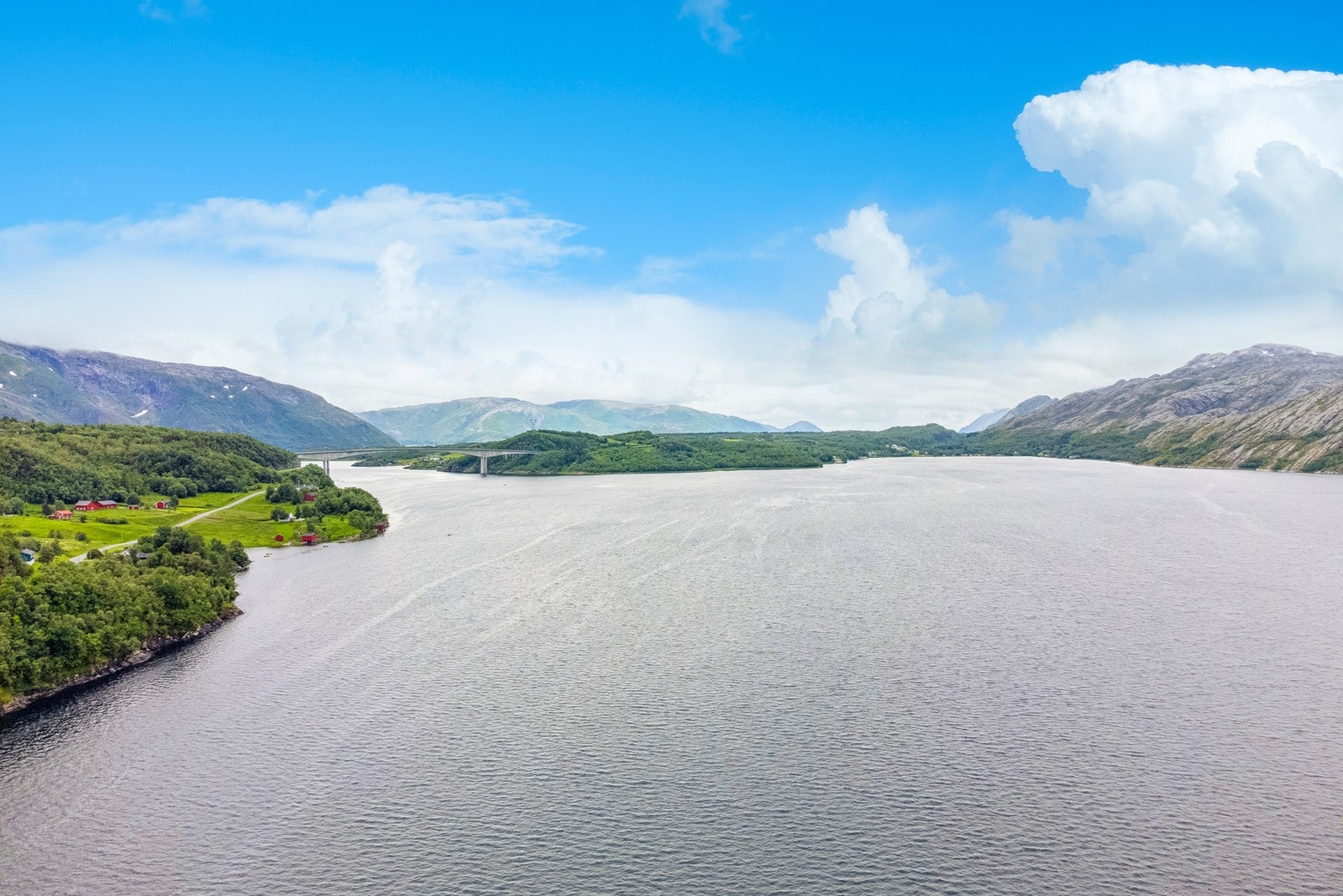 Velkommen skal du være til Valbergveien 30 - et lite småbruk langs vakre Helgelandskysten. Galleribilde