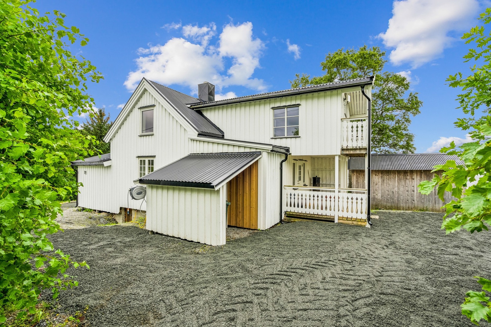 Våningshuset er oppført rundt 1935 og videre påbygd og tilbygd rundt 1980 og sist i 2013. Galleribilde