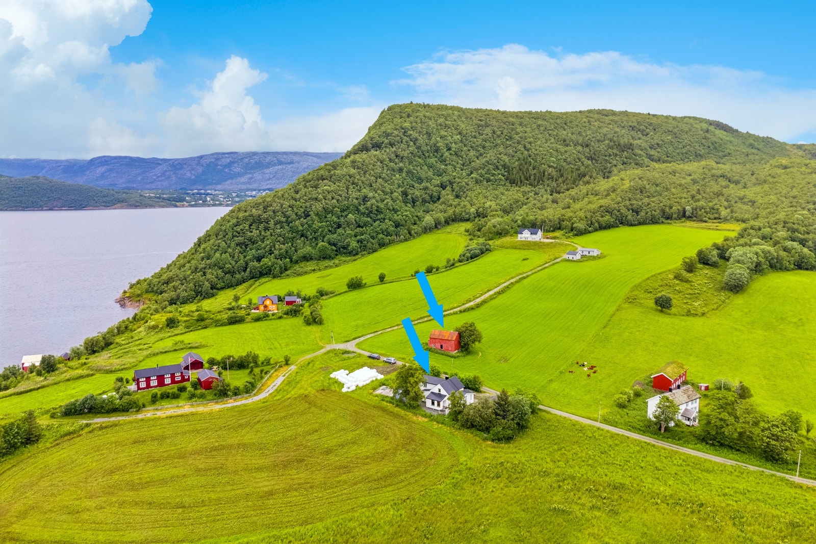 Eiendommen skilter med ca. 224 mål fordelt på 3 teiger, hvor man har både fiskerett og et mindre elgvald. Galleribilde