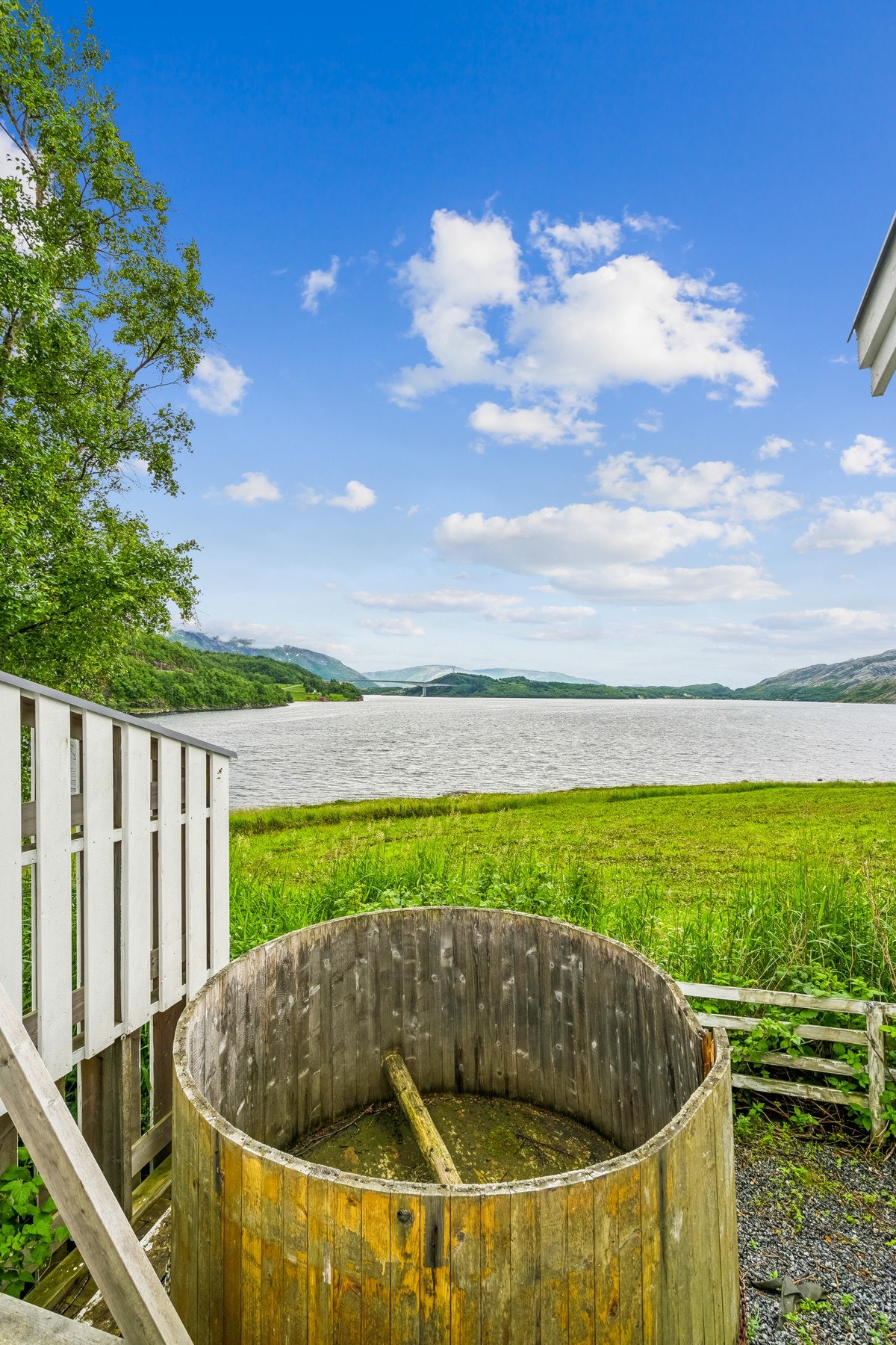 Badestampen medfølger (usikker tilstand), og plassen byr på en utsikt mange kan drømme om. Her mot Sundøya og Vefsnfjorden. Galleribilde