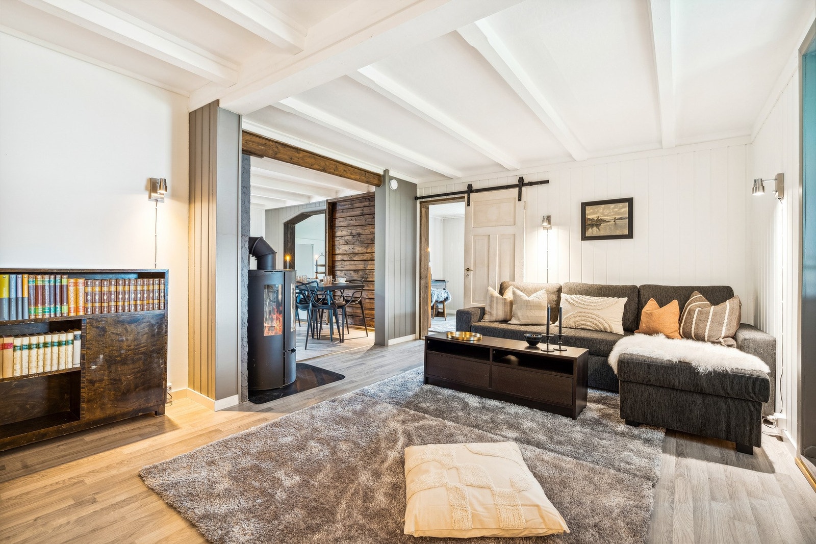 Boligen har flere stuer som gir deg og dine gode møbleringsmuligheter. Galleribilde