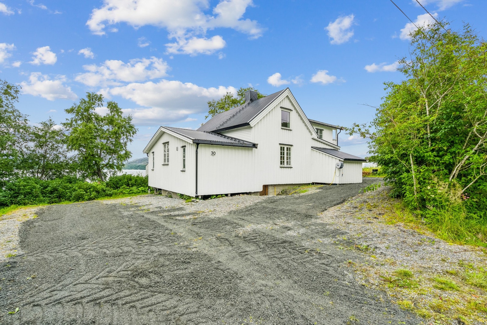 Det er gode parkeringsmuligheter på egen tomt, og adkomst til kjelleren har du fra utsiden. Galleribilde