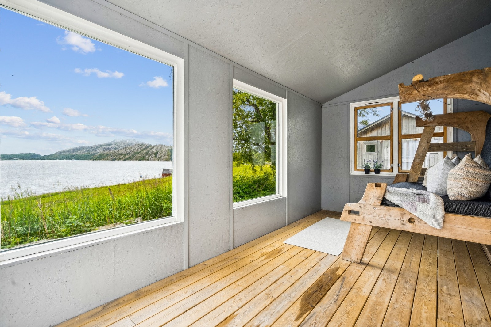 Fra hovedstua kommer du ut til denne hagestua med daybed som medfølger salget. Galleribilde