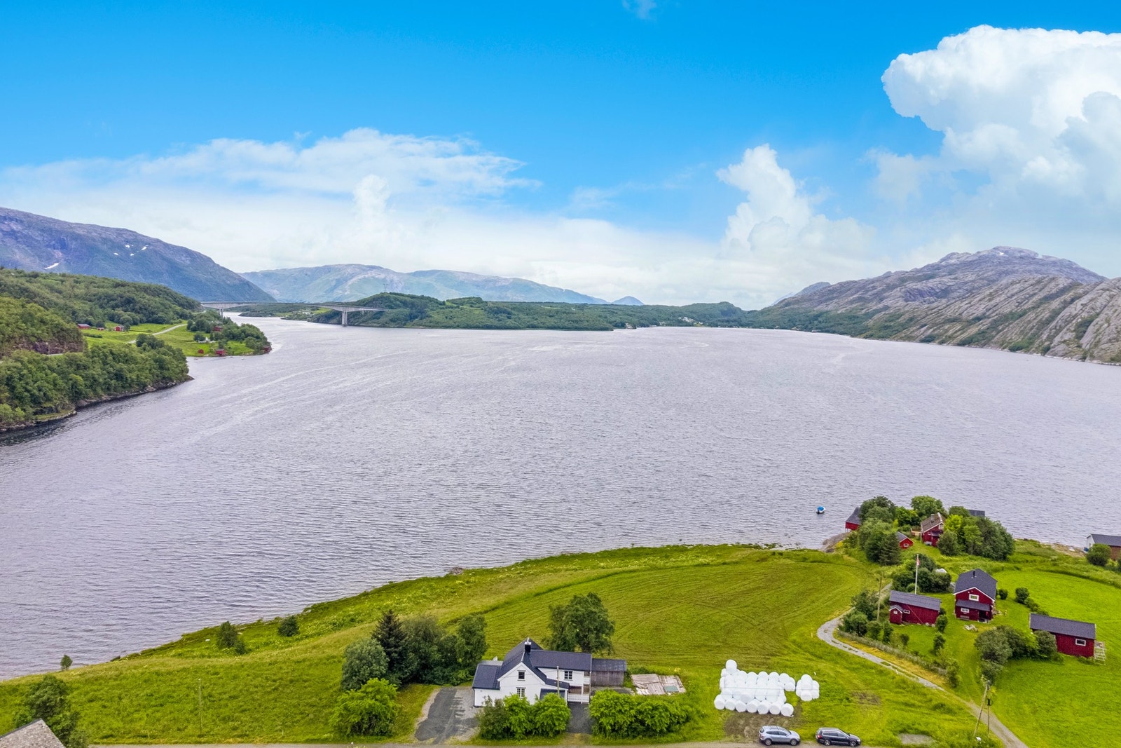 Med på kjøpet følger ca. 200 meter strandlinje og nydelig utsikt. Galleribilde