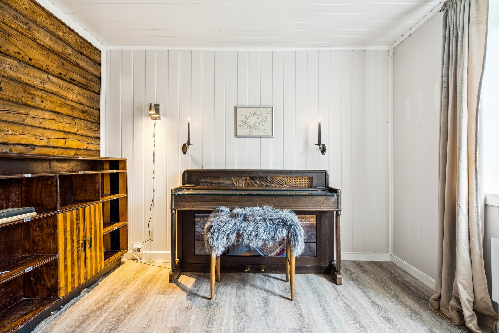 Denne delen av boligen har adkomst fra stuen og ble tilbygd rundt 1980, den gang godkjent som soverom. Galleribilde